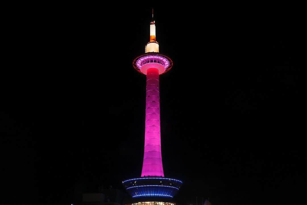 のインスタグラム：「*﻿ 【✨ライトアップ情報✨】﻿ ﻿ 本日、2月27日(土)は京都駅周辺 Winter Illumination 「ときめきプロジェクト」の一環として、﻿ 日没～24:00の間、京都タワーの塔体🗼を紅梅をイメージした《ピンク》にライトアップいたします🤗﻿ ﻿ 《ピンク》にライトアップをされた京都タワーをみかけたら、﻿ 皆さんもぜひSNSで #京都タワー をつけて投稿してみてくださいね📱﻿ ﻿ ﻿」