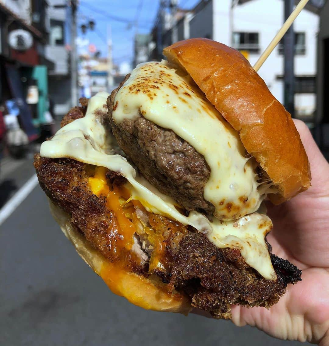 Coffee & Toast Tokyoさんのインスタグラム写真 - (Coffee & Toast TokyoInstagram)「揚げビーフ エッグバーガー！ 🥩🥩🥩🥩🥩🥩  揚げた牛肉とハンバーグの間にたまごを挟んだハンバーガー！  外はカリカリ、中は柔らかい揚げ牛肉に半熟卵のコクを感じるハンバーガー、 これたまらない😋😋😋  . . . . . . . . .  #トースト  #トーストアレンジ #食パンアレンジ  #食パン  #世田谷カフェ  #東京パン屋  #パンスタグラム  #面包 #pain  #빵  #paingrillé  #東京カフェ  #三軒茶屋カフェ #カフェ  #photooftheday  #三軒茶屋  #food #ハンバーガー部  #にくすたぐらむ  #肉  #にくにくにくバーガー  #ニク  #肉料理  #牛肉料理  #パン #hamburger  #burger  #meat  #meatlover  #burgerlover」2月27日 16時11分 - coffeetoast2