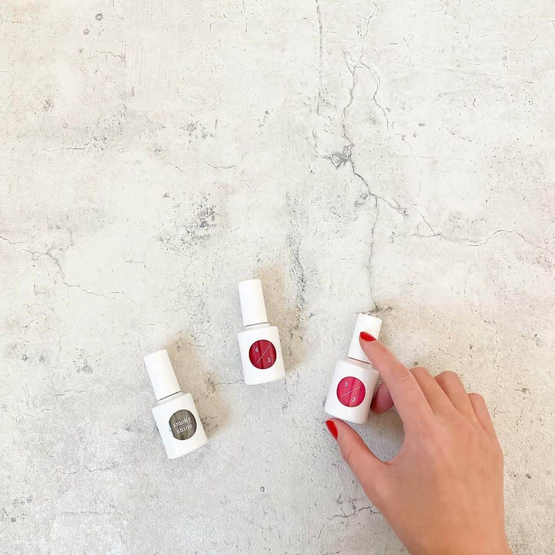 のインスタグラム：「基本的にネイルはレッド💅って決めていて もうここ6年以上は365日のうち360日はレッド、残りの5日は子供の学校やらで塗らない日、っていう感じでレッドor塗らないっていう選択肢でした😆 コロナ禍になってちょこちょこオフして 休ませる期間長く取ったりしてるから、 爪にもいい感じの休息になってそうだな😆👍 ・ ・ この数年美容室がuka @instauka なので、帰りがてらネイルカラーを買って帰るんだけど、レッド以外スルーしてたのに 今回のピンクスタディシリーズ👈限定！ を見て、ピンクを塗りたくなって買ってみたよ✨ 店頭では淡いピンクの方が人気らしいけど、やっぱりピンクはビビッドな方が好みだなぁ。 ということで赤寄りのピンクと、どピンクをお買い上げ。 smoky shineというトップコートも出てたから、この派手ピンクの上に重ねてみようと思います💡 ・ ・ ・ #セルフネイル #ネイルはセルフ派 #マニキュア #ネイルカラー #uka #pinkstudythree #pinkstudy #ピンクスタディスリー  #ukanail  #smokyshine #コスメ好きさんと繋がりたい  #アラフォーコスメ #アラフォーネイル  #アラフォー美容 #locari_beauty」