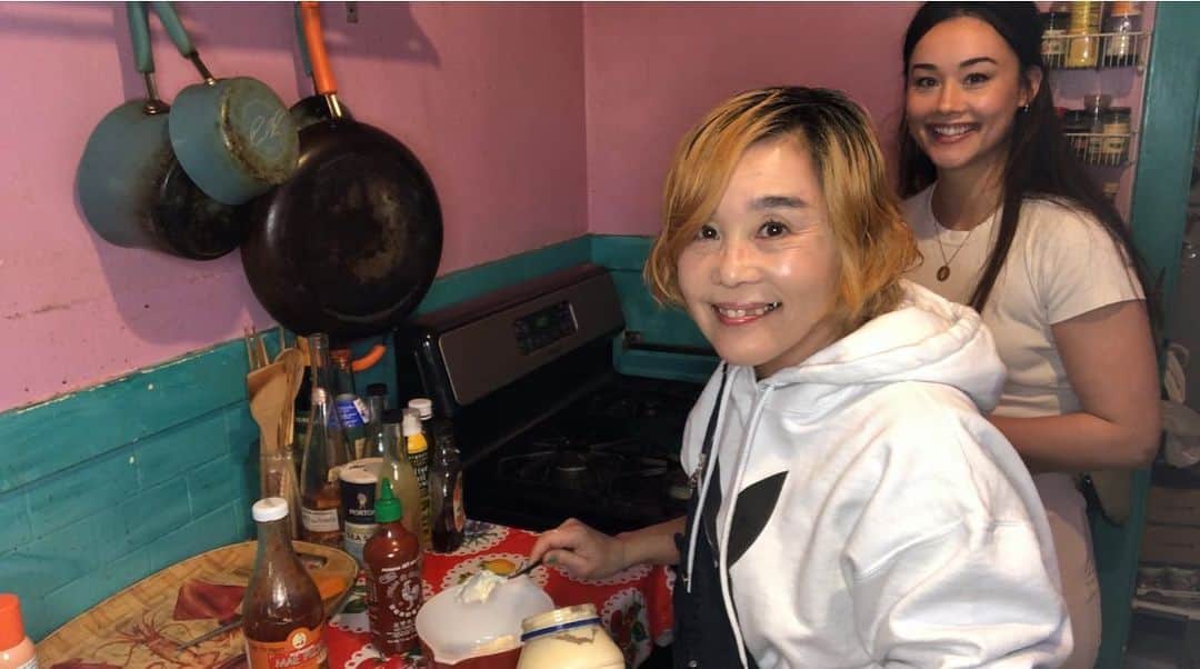 野沢直子さんのインスタグラム写真 - (野沢直子Instagram)「YouTube、夏は毎日野沢直子、更新です❤️ 真珠に、超簡単で超おいしい、バンバンシュリンプの作り方教えてもらってます❤️❤️ 見てねー❤️❤️ #youtube #motherdaughter  #cooking」2月27日 16時18分 - naoko.nozawa