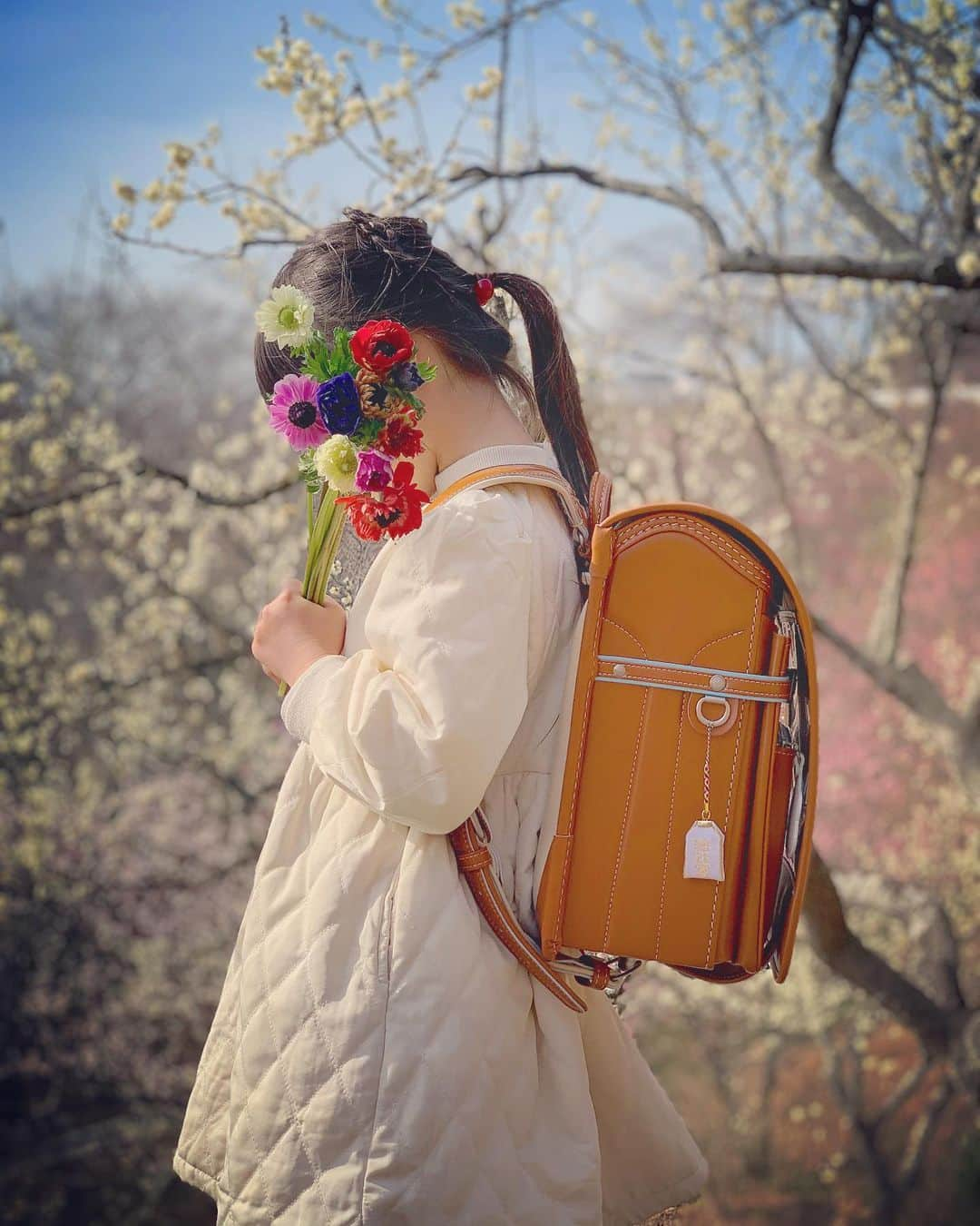 kyokkyのインスタグラム：「ランドセル🎒 さくら🌸満開になったらお友達とも一緒に撮りたいな🌸 ∴ ミオリンの小さい頃から仲良しの子とお揃いのランドセルだから嬉しい👭💕あんな小さかったのにもぉ小学生かぁ🌸一緒にがんばろね🌸」