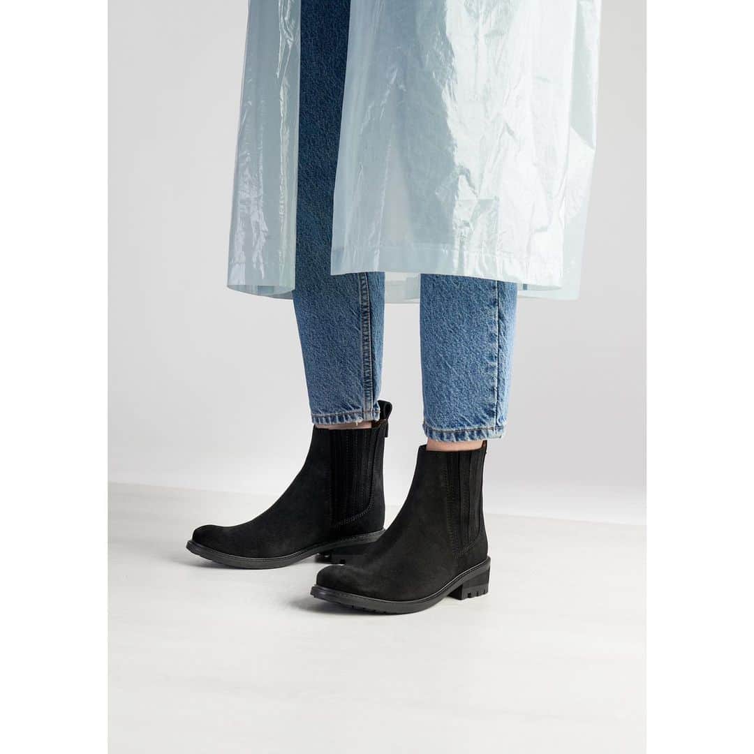 テーリポルキのインスタグラム：「Last chance to enjoy the offer and buy Winter boots before they’re gone forever! We offer 15% off from both normal priced and sale boots with the code SKI15.   These waterproof Chelsea suede boots are for example the best for the slushy Spring weather 🌧 . . . #TERHIPÖLKKI #terhipölkkistore #finnishdesign #sustainable #footwear #shoes #boots #winterboots #sale #supportyourlocal #safetoshop」
