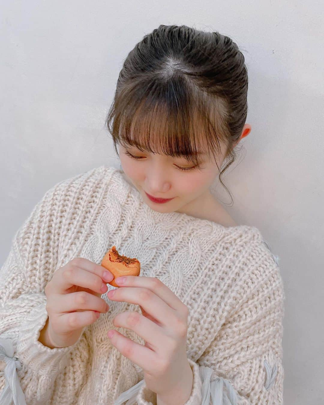 小野田紗栞のインスタグラム：「😋 この間マカロン食べたの  幸せだったなあ！  #tsubaki_factory #つばきファクトリー#小野田紗栞#さおりん#マカロン#洋菓子#ポニーテール#アイドル#idol#follow#followｍe」