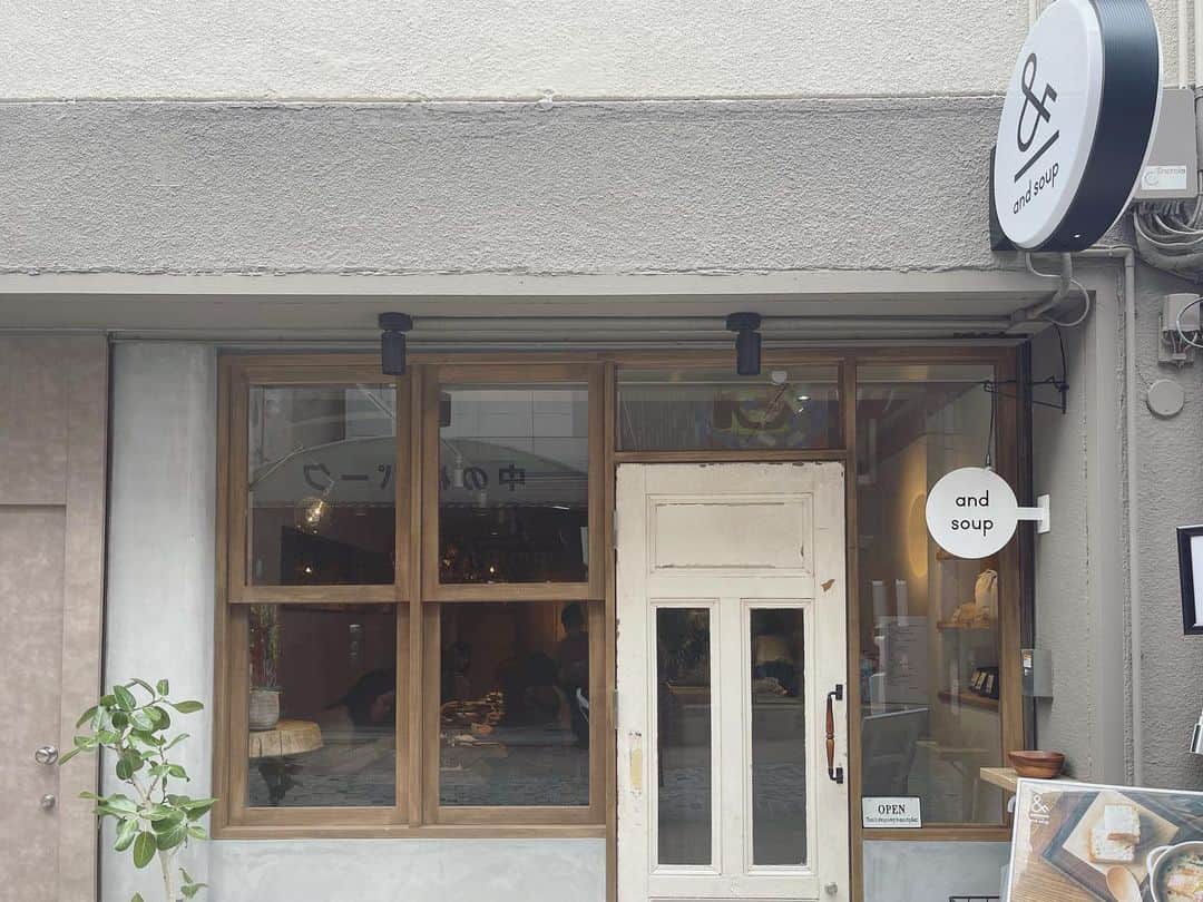 のインスタグラム：「𝕒𝕟𝕕 𝕊𝕠𝕦𝕡  本通りから1本はいったところに、 スープ屋さん＇and soup＇がちょっと前にオープン🥄 色んな人のsnsで見かけて、ずっと行きたくて♡  スープストックが無いわけよ広島には‼︎! 週1か少なくとも2週間に1回は行ってたからね!!! それがないことは結構困っとったけん、 気軽にスープだけ食べられるお店ほしかったんよ‼︎ やたー‼︎  ✔︎サーモンと豆乳のクラムチャウダー 　＋cadonaのフォカッチャ  にしました☺︎︎ クリーミーなスープとフォカッチャが合うよ🤍  お友達は  ✔︎牡蠣と小松菜のふわふわ卵スープ  ライスの方が合うって言ってました🍚  サブスクもあるこちらのお店… スープのサブスク、入ってみたいけど、本当に頻繁にいけるのか… ちょっとなやんでおります☹︎  . . #andsoup #アンドスープ #スープ #soup #汁 #汁物 #スープバー  #クラムチャウダー #サーモン #豆乳 #breakfast #takeout #lunch #dinner #広島 #サブスク #スープのサブスク  #chihoko飯 #soupstocktokyo #スープ好き #cadona #カドナ #cadonaのフォカッチャ #カドナのフォカッチャ #フォカッチャ」