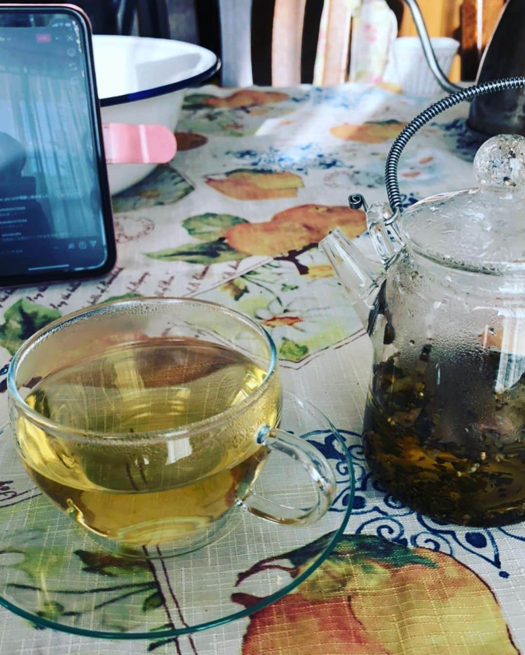 鶴見虹子さんのインスタグラム写真 - (鶴見虹子Instagram)「お家でハーブの手浴とハーブtea❤️ お姉ちゃんがハーブ教室をしているので家でやって貰いました🥺  ラベンダーが大好きなので、ラベンダーブレンドのハーブteaにしたよ！  詳しくは↓↓↓↓↓ @ako.s.labo  @akojustmoment」2月27日 16時23分 - happy0609life