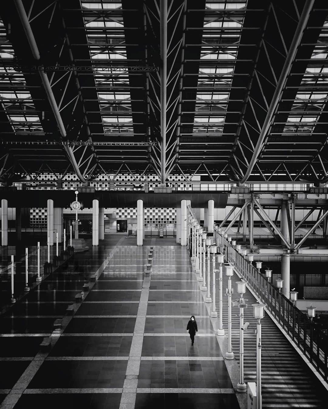 Akiのインスタグラム：「. 🚶‍♀️ (Osaka) iPhonex #osaka2021 #osaka Capture Your Moment‼︎ @tokyo_grapher 📱 Lens #ShotOn_TG #tg_tele #shotoniphonex #shotoniphone . #hueart_life #team_jp_モノクロ #inspirationcultmag ＿＿＿＿＿＿＿＿＿＿＿＿＿＿＿＿＿＿＿＿＿＿＿＿＿  #__bnwart__ #flair_bw #東京カメラ部 #大阪万博2025 #photo_shorttrip #tokyocameraclub #osakatrip #iamosaka #キタフレ」