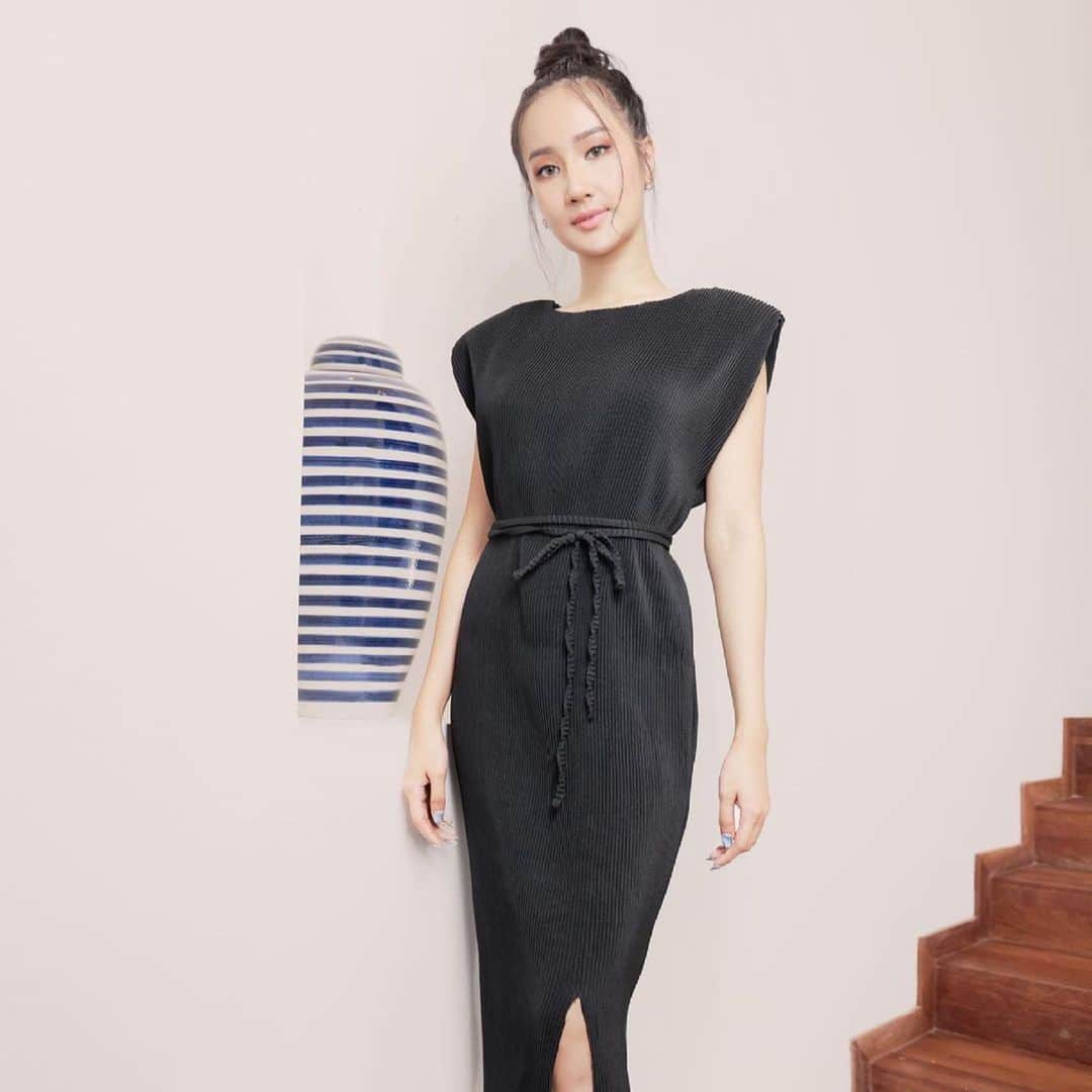 Ivan Gunawanのインスタグラム：「・・・ . Keep it flowy, tied at the back or cinched at the waist to accentuate your figure. A detachable tie allows you to achieve different silhouettes and thus different looks.  . Yassss pleats dress comes another tone color . Perfect for everyday wear as well. .  Evensong Dress with padding comes in Black and Maroon to complement your sophisticated wardrobe. — PUNYA EVENSONG PLEATS DRESS BLACK Price : Rp.399.000,-  - All Size  Length : 123 cm Bust : 118 cm Arm Hole : 52 cm - Material : Pleats crepe -- . . How To Order : Our Shopee : Shopee Mall "PU-NYAIVANGUNAWAN Official Shop" or just simply hit us on WhatsApp : +62811-1077-776 . #Ivangunawan #punyaivangunawan #kamuudapunya  #kamuharuspunya  #womencollections #affordablefashion  #casuallook」