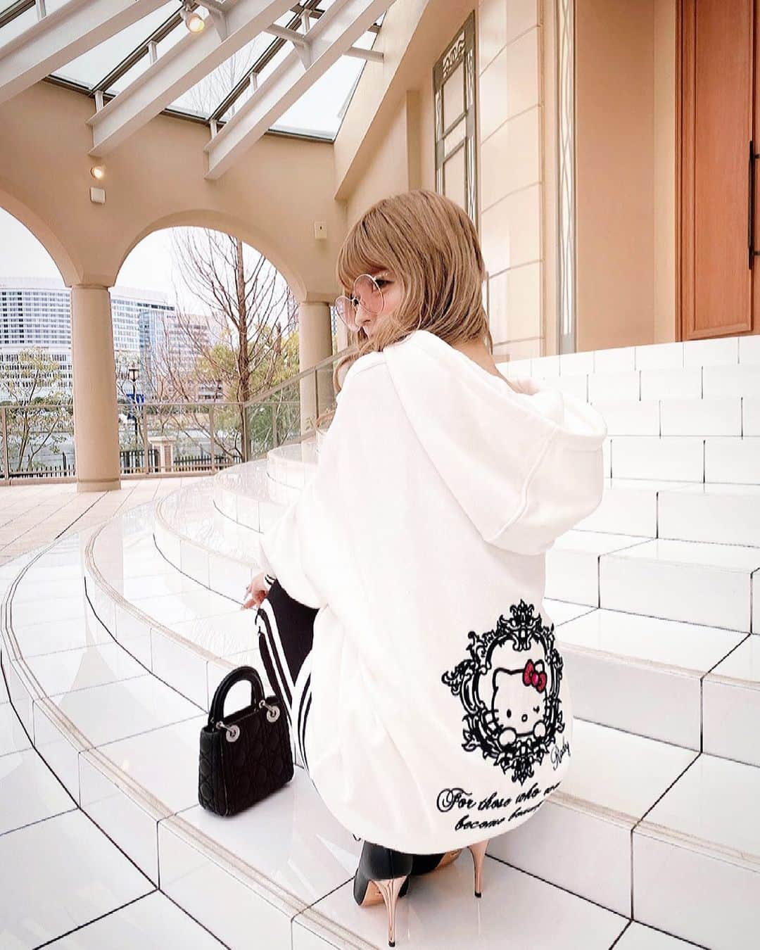 アンジェリカのインスタグラム：「🐱💙 . 最近もう気分は春なんだけど寒いヨネｰッ😒💚 だから毎回コーデ迷う‪𐤔𐤔‬‪𐤔‪𐤔𐤔 . .‬ そーゆー時ってセトア着がちｰｰｰｰ✌🏿でも 楽だしkawaiiからダイすちッ👅👅💖  オススメだヨ〜‪𐤔𐤔‬‪ε＝┏(･ω･)┛🤘🏿🤘🏿 . 💙🐱 #セトア #コーデ #春服 #rady #あんじぇコーデ #キティちゃん #kitty#春服 #巻き髪」