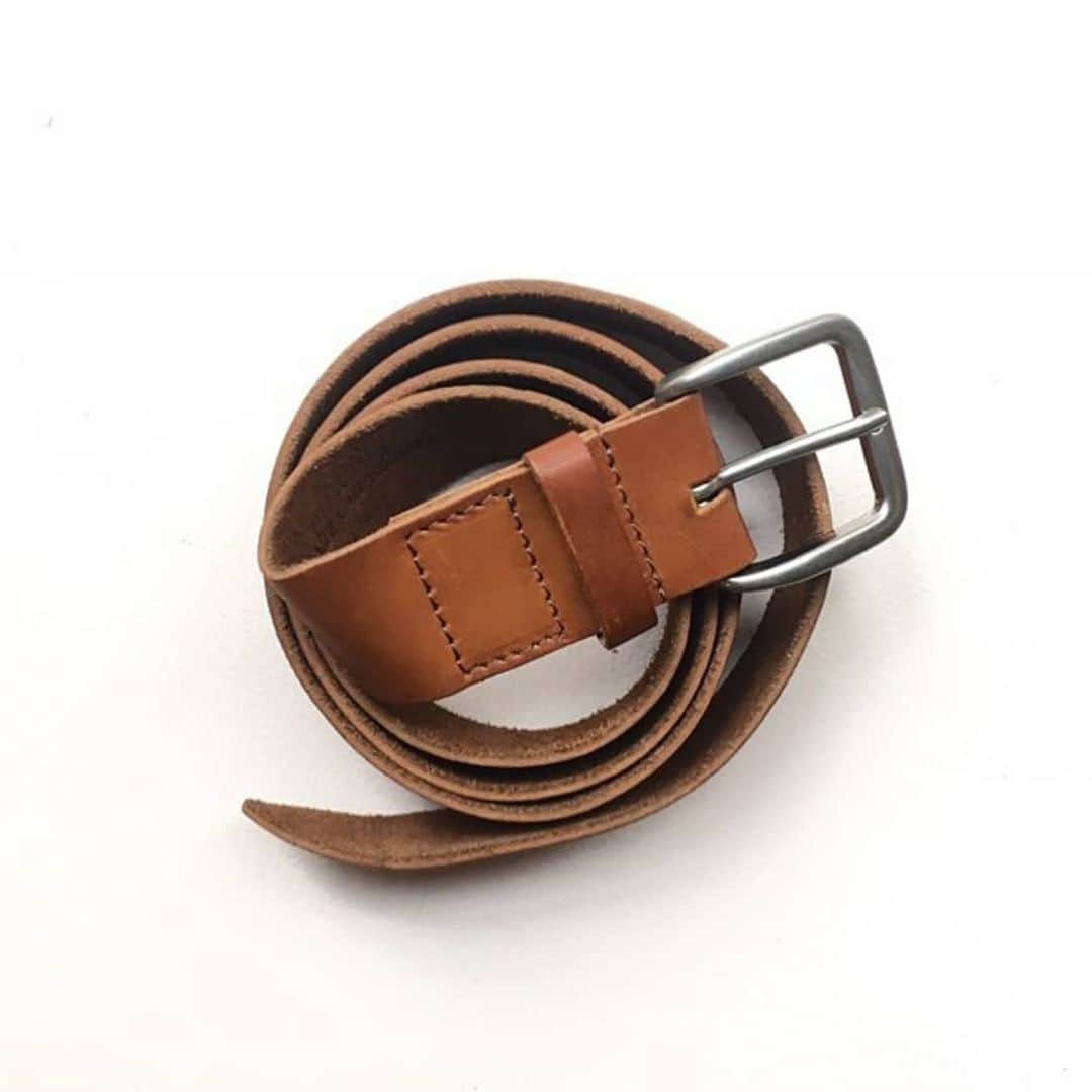 のインスタグラム：「C E I N T U R E  Disponible de la taille 70cm à 120cm, dans un grande variété de couleurs et de cuirs 🎉  #labottegardinae #ceinture #ceinturefemme  #ceinturehomme #belt #labottegardiane #madeinfrance」