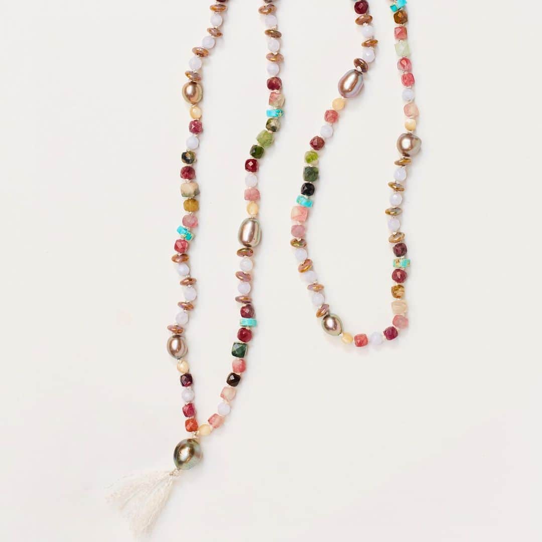 キャサリン ミッシェルさんのインスタグラム写真 - (キャサリン ミッシェルInstagram)「Very precious mala with Tahitian pearls, tourmaline, turquoise, ruby, opalite and more. Each is one of a kind . 📷 @theohanaworkshop #jewelryasmedecinecm #mala #meditate #madewithlove #artisan #jewelry #tourmaline #turquoise #tahitianpearls」2月27日 16時31分 - catherinemichiels