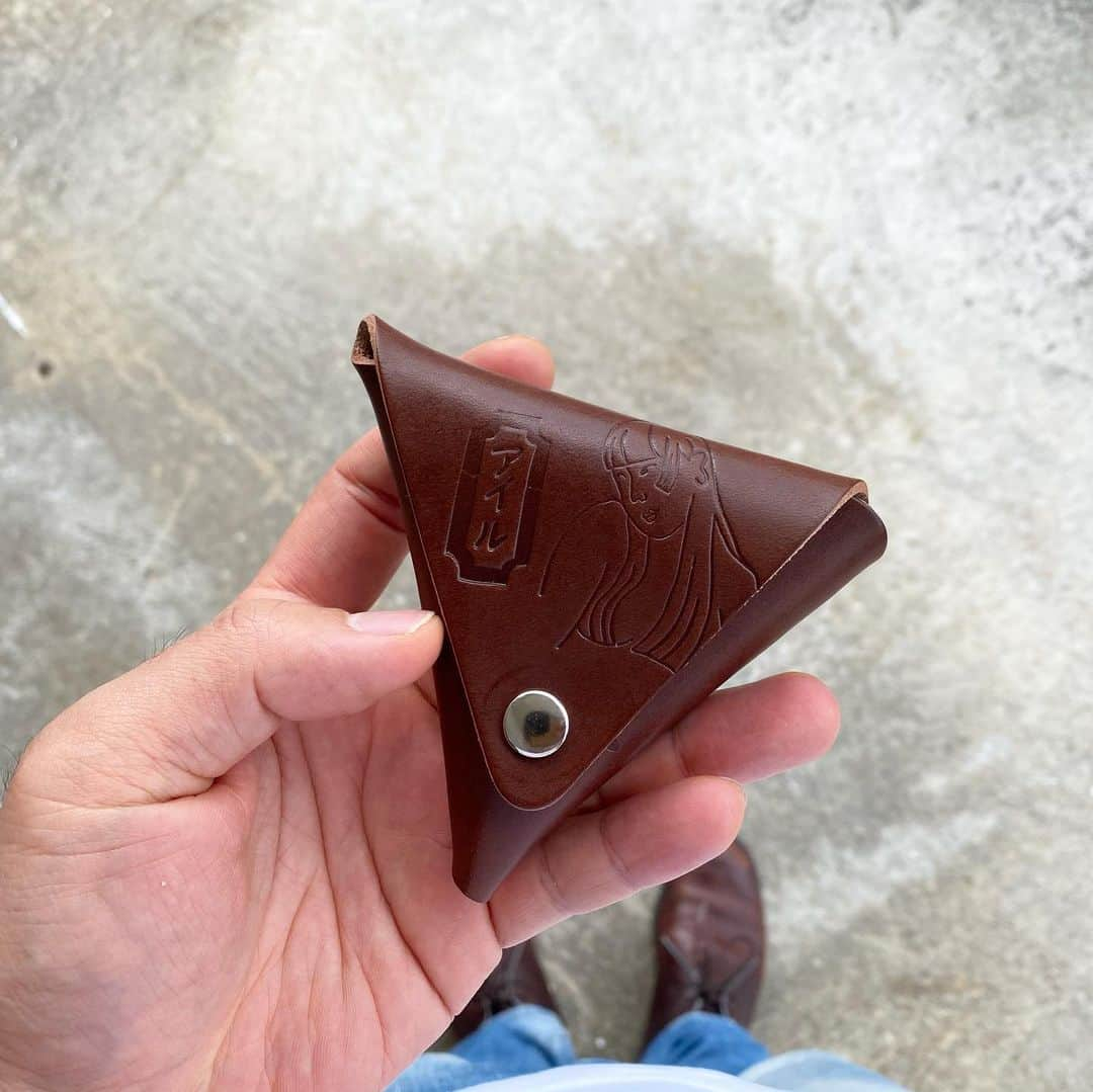 original brand 【ilu098】さんのインスタグラム写真 - (original brand 【ilu098】Instagram)「COIN CASE. 本革コインケースと浮世絵。 現代版春画師との出会いから 始まったアイルの浮世絵シリーズ。 2021年も自由にありのままに。 いざ、楽しもうぞ。 ・コインケース ¥3,850-(税込) 店舗&Web 販売中 #handmadeinokinawa #沖縄産 #ilu098 #madeinjapan #ukiyoe #浮世絵 #アイル #ukiyoeart #leathercraft #ukiyoeleather #okinawatrip #沖縄旅 #コインケース #春画」2月27日 16時31分 - ilu098