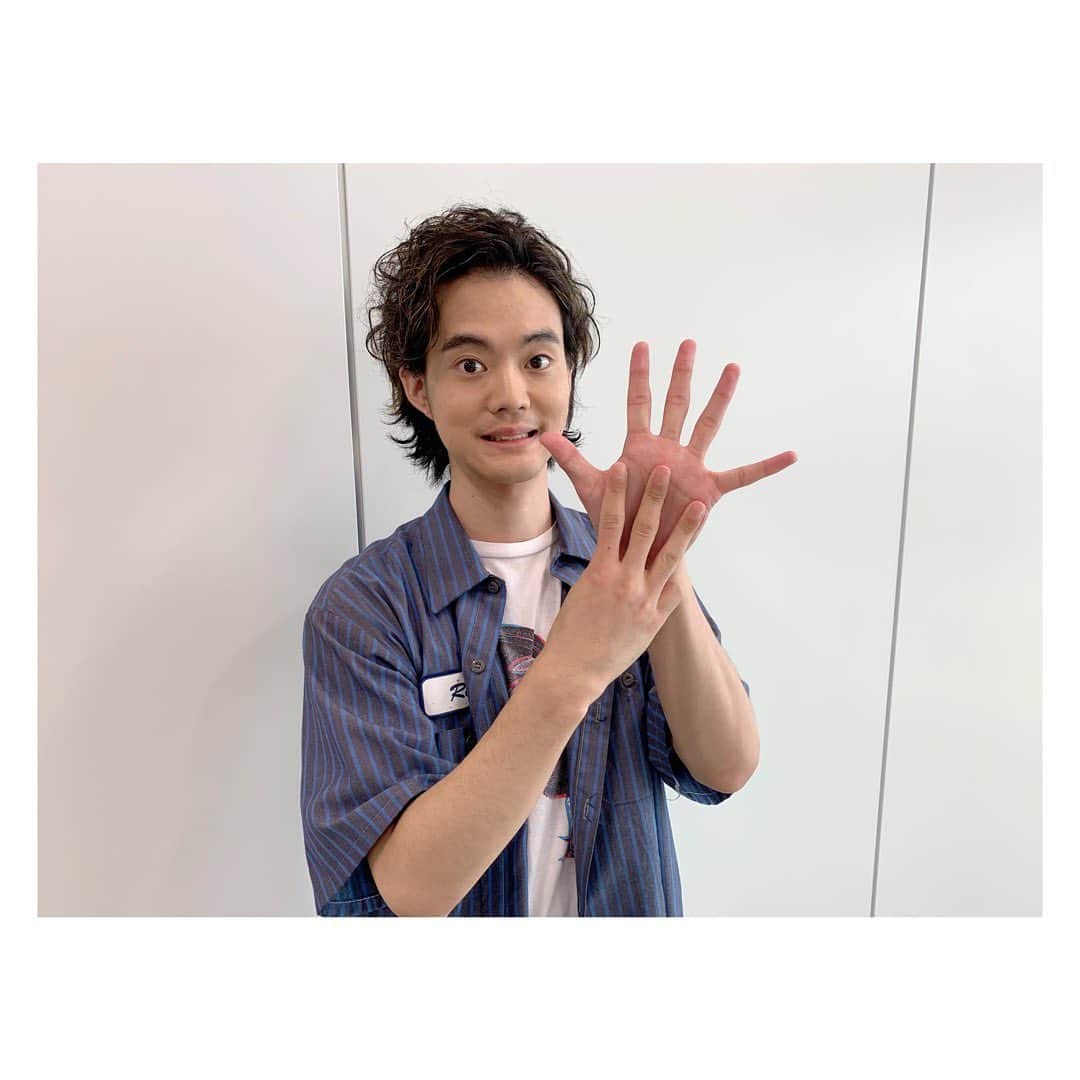 のインスタグラム：「🍋  週末の夜更かしにぜひ #3Bの恋人  第8話をよろしくお願いします🐶🤍  YouTubeにて慎ちゃんのヘアセット講座が アップされています✂️💡 ぜひお待ちの間にYouTube覗いてみてね😳💙 カトパン？が突撃！？🧏🏻‍♀️  #3Bの恋人 #HIROSHI」
