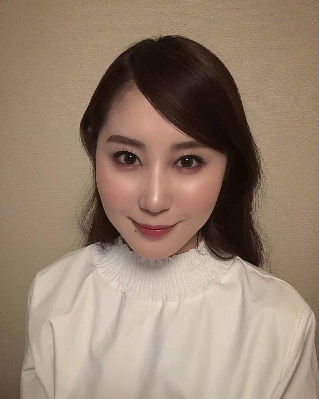 八尋莉那のインスタグラム：「今日はアデランスさんから頂いたコスメを使ってお化粧しました💞  毎日使っているフェイスパウダーと、今日初めて使ったマスカラ♡ ファイバー入りのロングタイプを先に塗ってコームでとかした後にボリュームタイプを重ねました🥰 滲まなくて重ね付けしてもパサつかないので使いやすかったです💞  フェイスパウダーは凄く粒子が細かくて毛穴をそっとぼかしてくれる感じ、、♡  ここでおすすめのテクニック❣️ 今マスク生活で崩れやすいですよね😷 ファンデーションを塗るときにクッションファンデのパフをフィックス系のミストで軽く濡らして、お肌を優しく叩きます☺︎(私はクッションファンデのパフが好きでスポンジがわりにしています。擦らずに、ポンポンと。) その後大きめのブラシにパウダーを含ませてお顔に優しくてはたいて、またフィックス系のミストを含ませたスポンジ(ここはスポンジ)にお粉を付けて崩れやすいところにポンポンします♡ ちょっと手間ですが、私はこれでメイク持ちが良くなったのでおすすめです😘 でも時間を要するのでもっと良い方法があったら教えてほしいです🥺🧡  このパウダーとってもいい香りなんだけど、これはなんの香りなんだろ〜。お香のようなアロマのような不思議ないい香り💓 良かったらお使いになってみてくださいねっ🥰  #ADERANS#BEAUSTAGE #アデランス#ビューステージ #コスメ#お化粧品#化粧品#マスクメイク#マスカラ#フェイスパウダー#お粉#崩れないメイク#メイク#make」