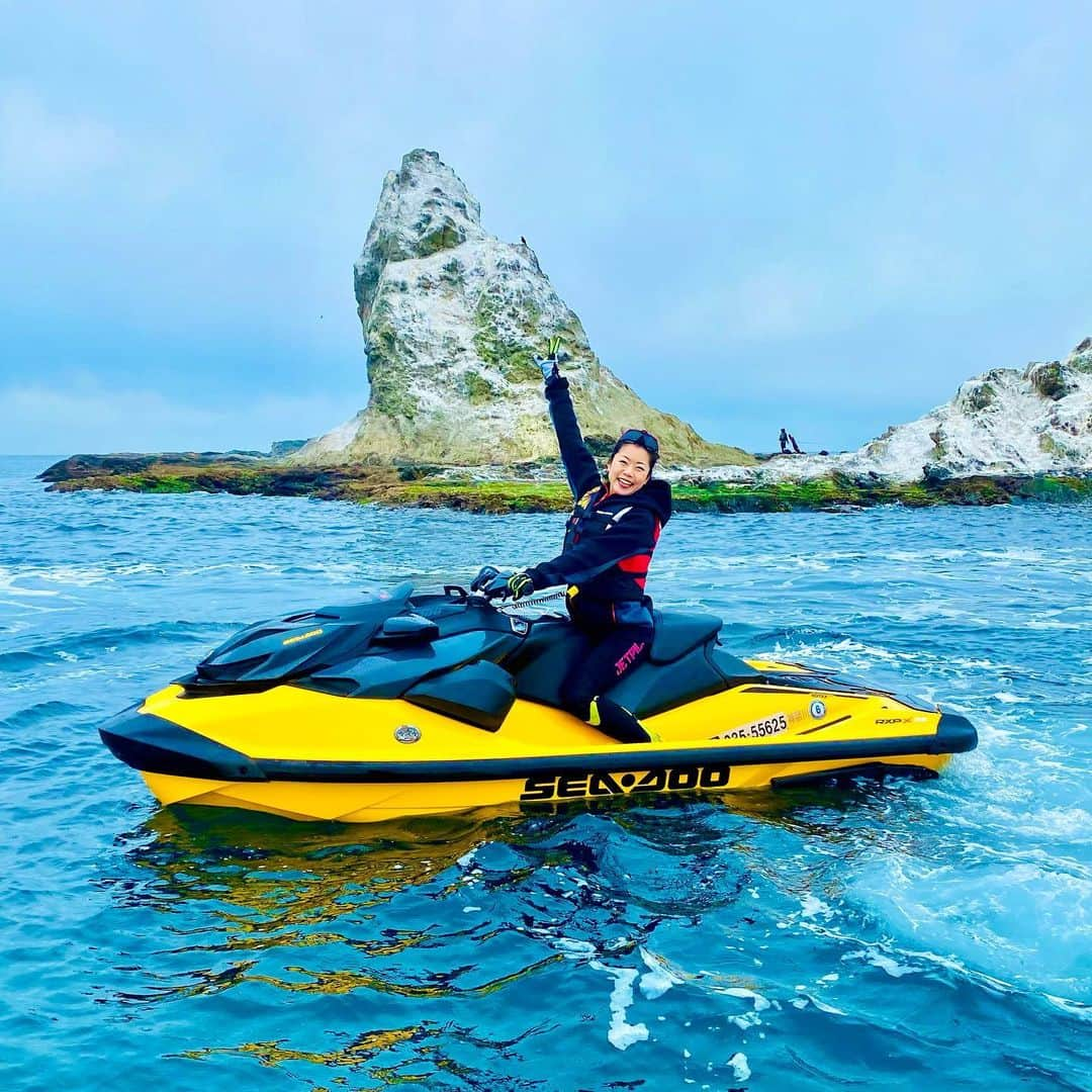 木村亜美さんのインスタグラム写真 - (木村亜美Instagram)「SEA･DOO RXP-X300 は、水上の超スーパースポーツバイク✨❣️2021年最新モデルは、さらにパワフル😳なのに こんなに乗りやすい(;°д°)✨!!!  インプレは後日YouTubeあみTVで公開です😉お楽しみに🐬💕  #BRP #seadoo #rxp300 #烏帽子岩 #湘南茅ヶ崎 #ジェットフィールド湘南 🌴  #brpseadoo #seadoolife #seadoogirl #seadoorxtx300 #seadoorxp #rxp #ROTAX #rxpx300 #ジェット好きと繋がりたい #シードゥー #ジェット好きな人と繋がりたい #seadoodaily #jetski #jetskilife #seadoorxp #seadoolove #木村亜美 #jetskigirl #jetskifun #jetskidaily #seadoojetski #seadoobrp #seadoorxtx300 #jetskiday #jetpilotjapan  #海好きな人と繋がりたい」2月27日 22時06分 - ami_kimura0327