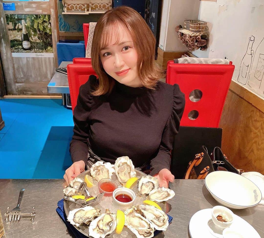 伊藤千凪海のインスタグラム：「そういえばこれひとりで全部﻿ ﻿ 食べちゃった😋😋😋﻿ ﻿ 牡蠣は気がついたら﻿ ﻿ 30個とか食べてるときある😋﻿ ﻿ ﻿ ﻿ ﻿ ﻿ #仕事の空き時間 #遅めのランチ﻿ #オイスターバー #牡蠣 #生牡蠣﻿ #ボブ #ボブヘア #外ハネ #外ハネボブ﻿ #ハイネックニット #ボトルネック﻿」