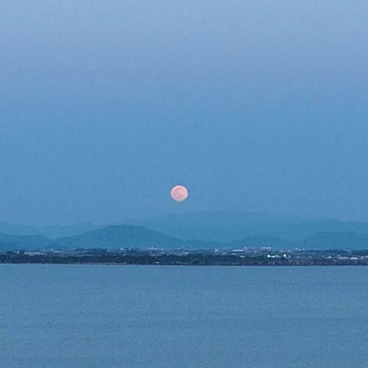 琵琶湖グランドホテル / 京近江のインスタグラム：「当館から眺める琵琶湖の夜景。 今宵のスノームーン。 #琵琶湖 #夜景 #満月 #絶景 #スノームーン #観月 #滋賀 #京都 #滋賀旅行 #旅行 #琵琶湖グランドホテル #京近江 #lakebiwa #moon #snowmoon #fullmoon #nightview #landscape #beautifulview #shiga #kyotokyo #japan #gobiwako #hellootsu #goto #travel #biwakograndhotel #kyooumi @biwakograndhotel_kyooumi」