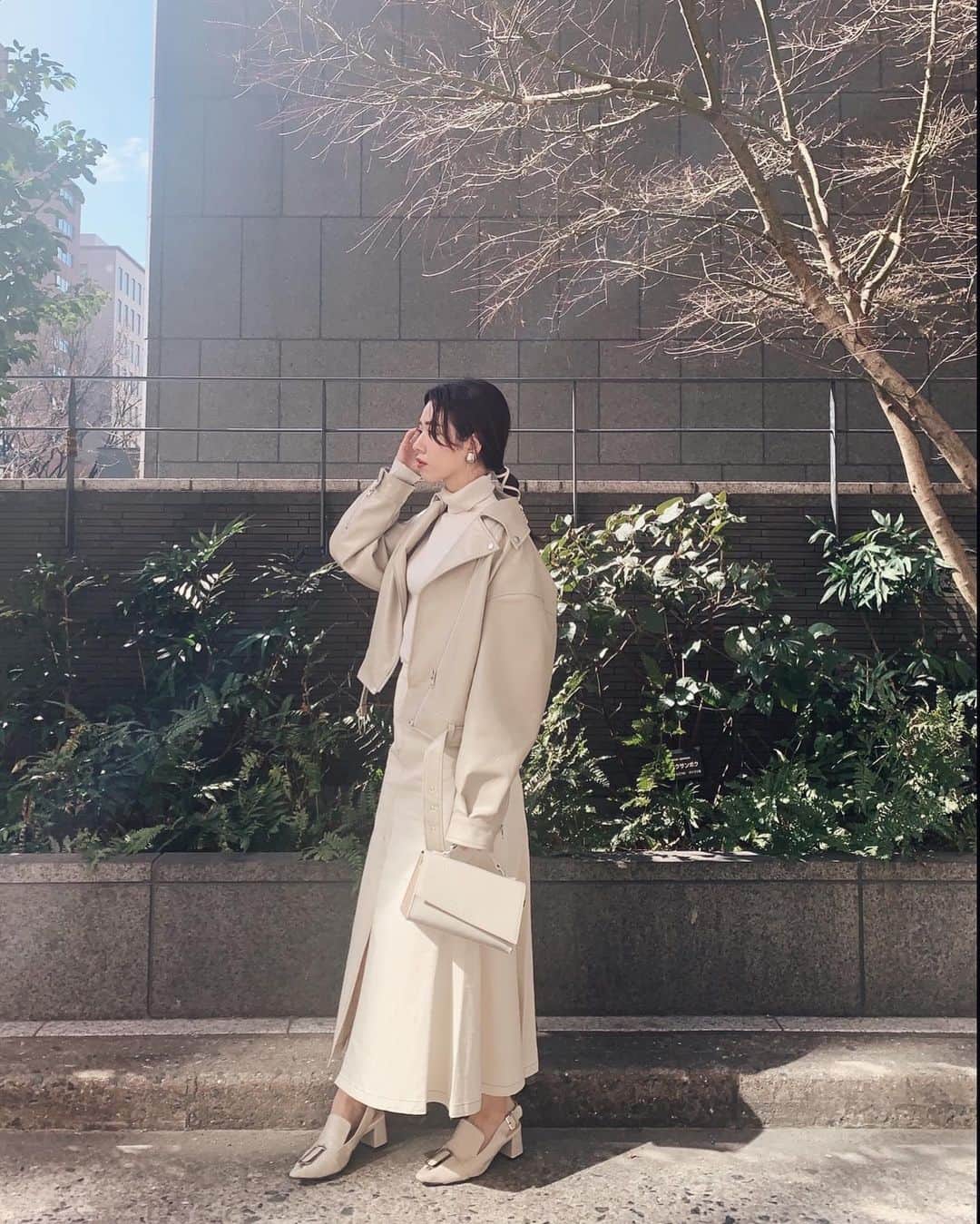 上地雅弥 MURUAのインスタグラム：「#オールホワイト ❤︎ 春服と秋服がやっぱりスキだなぁ💭 明日、明後日は昼間暖かいみたいですね〜！ 通勤何着ようかな〜☺️ . . #ワントーンコーデ #ホワイト #ボリュームスリーブライダース #センタースリットフレアスカート」