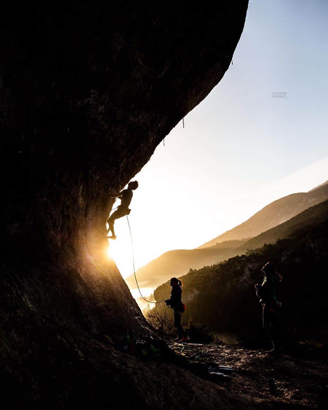 ニナ・カプレツさんのインスタグラム写真 - (ニナ・カプレツInstagram)「Sweet alpine start with @choongkatherine and @alex__rohr   📸 @julia.cassou  @hydroflask @arcteryx @petzl_official @newrocksport @scarpaspa #outerpeace」2月27日 16時40分 - ninacaprez