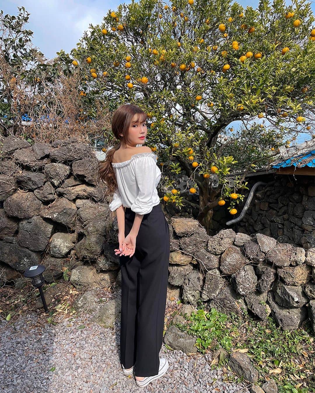 Chuuさんのインスタグラム写真 - (ChuuInstagram)「따뚯한 봄 날씨로 날이 너무 좋아요✨ 셔링과 프릴로 옷에도 봄이 왔어요🌸 앞부분 스트링으로 체형에 맞게 자연스러운 볼륨감을 연출할 수 있어요❣️  #chuu#츄#chuu_in_jeju #lovely_daily_look_chuu」2月27日 16時42分 - chuu_official