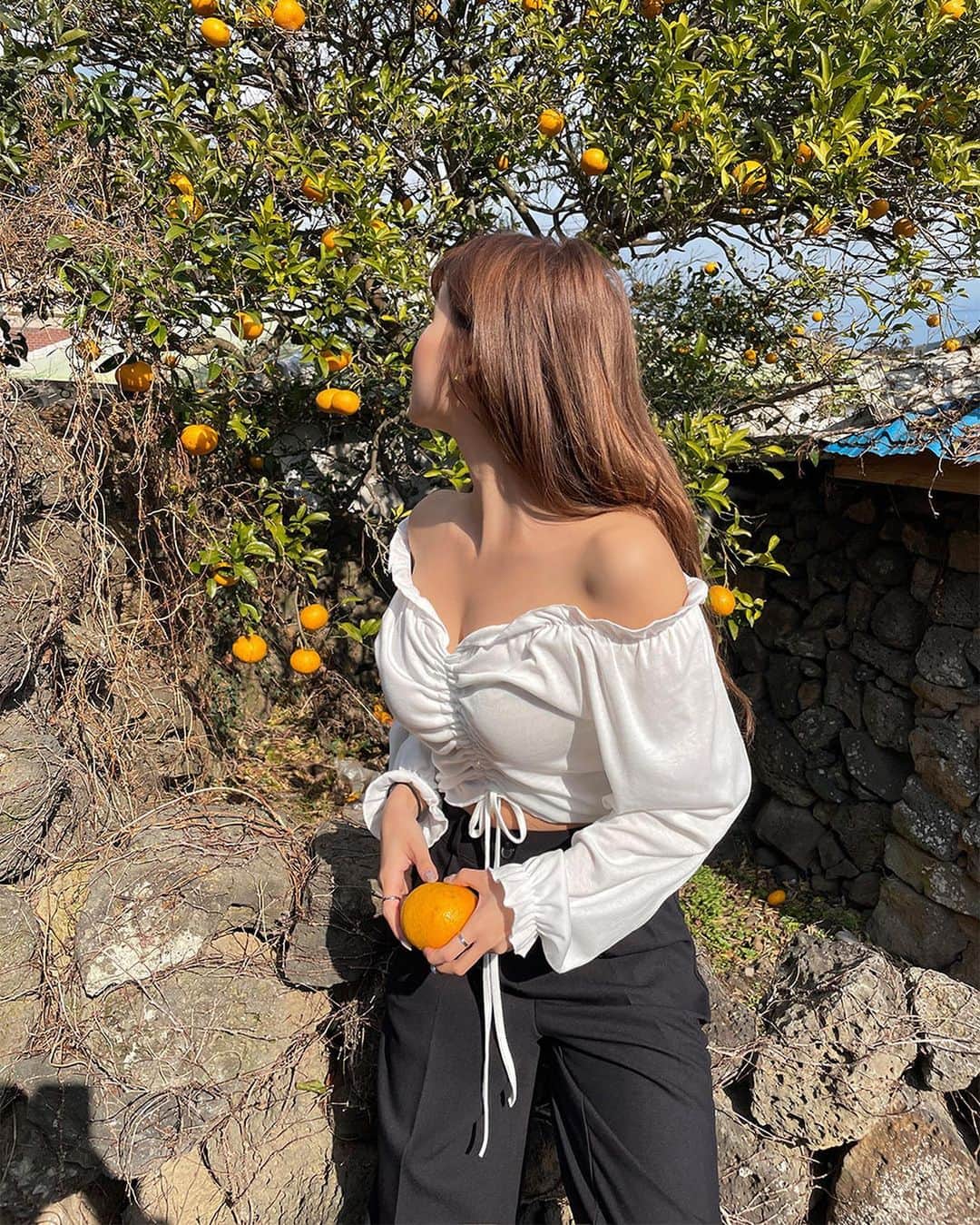 Chuuのインスタグラム：「따뚯한 봄 날씨로 날이 너무 좋아요✨ 셔링과 프릴로 옷에도 봄이 왔어요🌸 앞부분 스트링으로 체형에 맞게 자연스러운 볼륨감을 연출할 수 있어요❣️  #chuu#츄#chuu_in_jeju #lovely_daily_look_chuu」