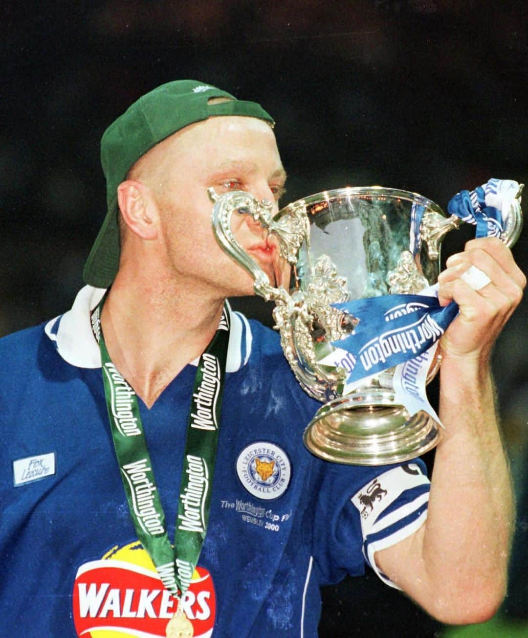 レスター・シティFCのインスタグラム：「League Cup winners - #OnThisDay in 2000! 🏆」