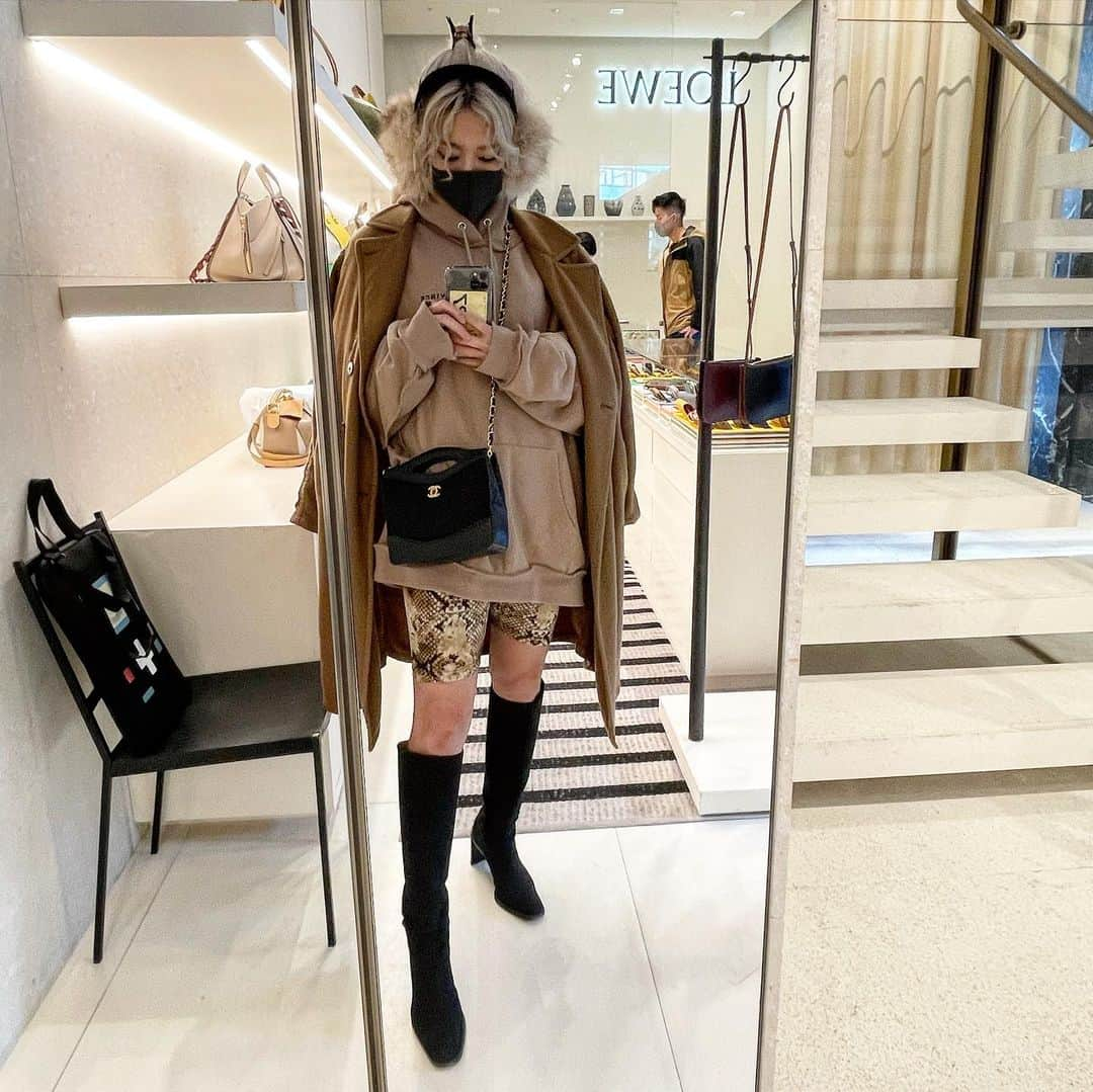 中川友里さんのインスタグラム写真 - (中川友里Instagram)「#ootd #dayoff #outfit #chanel #gucci #shopping #loewe #tokyo  @mlvince_official  @chanelofficial  @gucci  @blitt_official  キャンプ🏕もオシャレしたいから今年のキャンプ🏕用にバケハ調達😻🏕✨」2月27日 16時46分 - darayunya