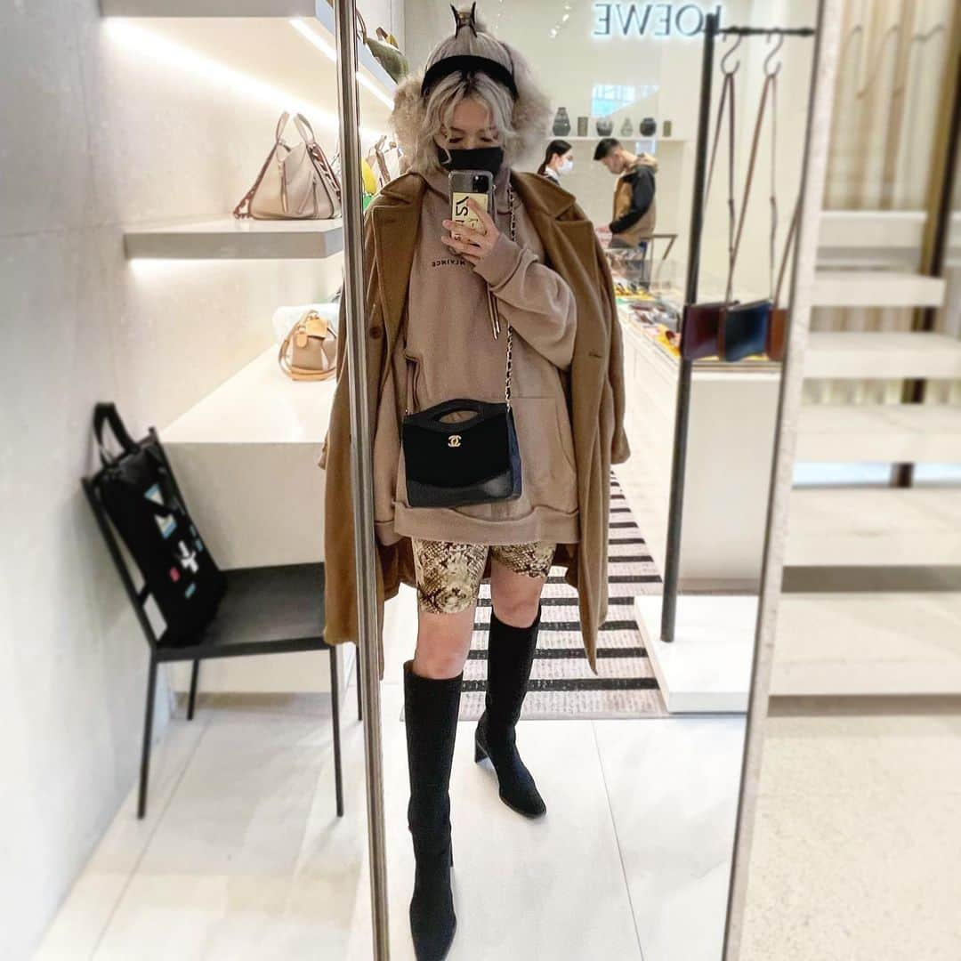 中川友里さんのインスタグラム写真 - (中川友里Instagram)「#ootd #dayoff #outfit #chanel #gucci #shopping #loewe #tokyo  @mlvince_official  @chanelofficial  @gucci  @blitt_official  キャンプ🏕もオシャレしたいから今年のキャンプ🏕用にバケハ調達😻🏕✨」2月27日 16時46分 - darayunya