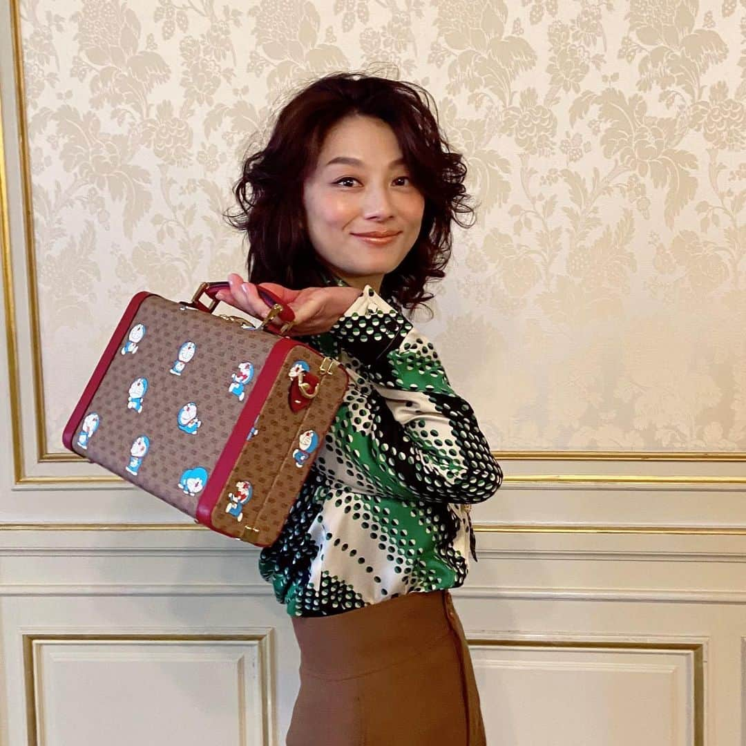 InRedさんのインスタグラム写真 - (InRedInstagram)「小池栄子さん×GUCCIのファッションストーリーを撮影させて頂きました✨ 70'sを漂わせるルックをモードに着こなしている誌面、ぜひご覧ください☺️ . ドラえもんコラボのバッグがアクセントになったオフショットも素敵です💙💙 hk . #小池栄子 #gucci #guccidoraemon #gucciドラえもん #ドラえもん #inred3月号 #連載 #ファッションピック #ファッション #fashion #撮影 #オフショット #inredmagazine」2月27日 16時56分 - inrededitor