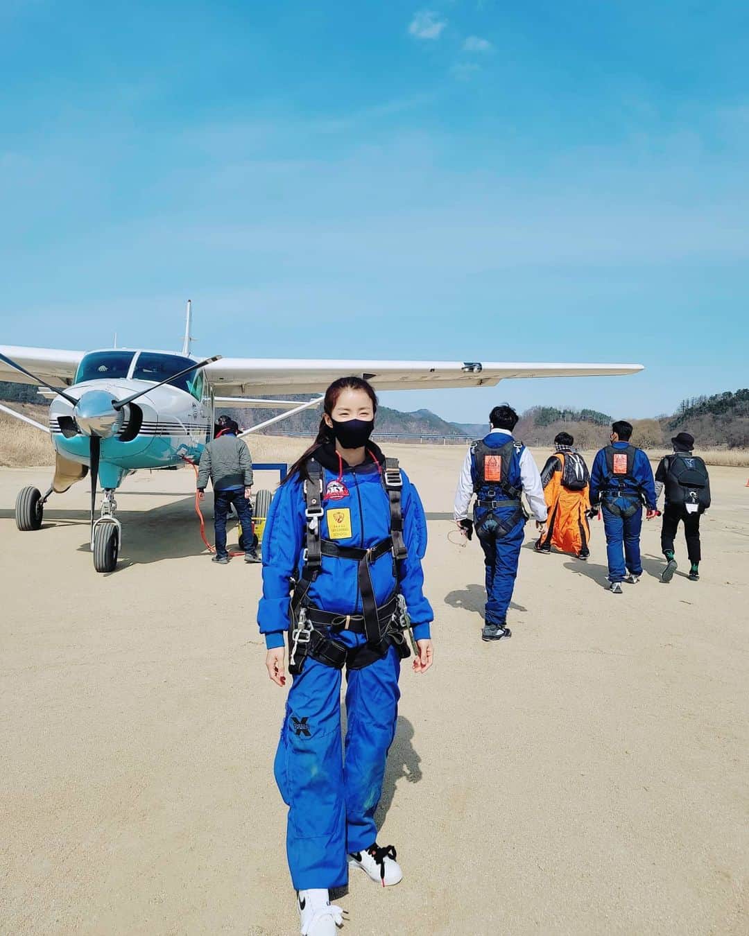 イ・シヨンさんのインスタグラム写真 - (イ・シヨンInstagram)「생애 첫 스카이다이빙💙✈ 13000ft 에서 하늘을 날았다😊🪂👍 My first skydiving  I was 13000ft above the ground! 너무 무서웠는데 왜 나는 지금 또 하고싶은것인가!!!!!!😝 #스카이어드벤처」2月27日 16時51分 - leesiyoung38