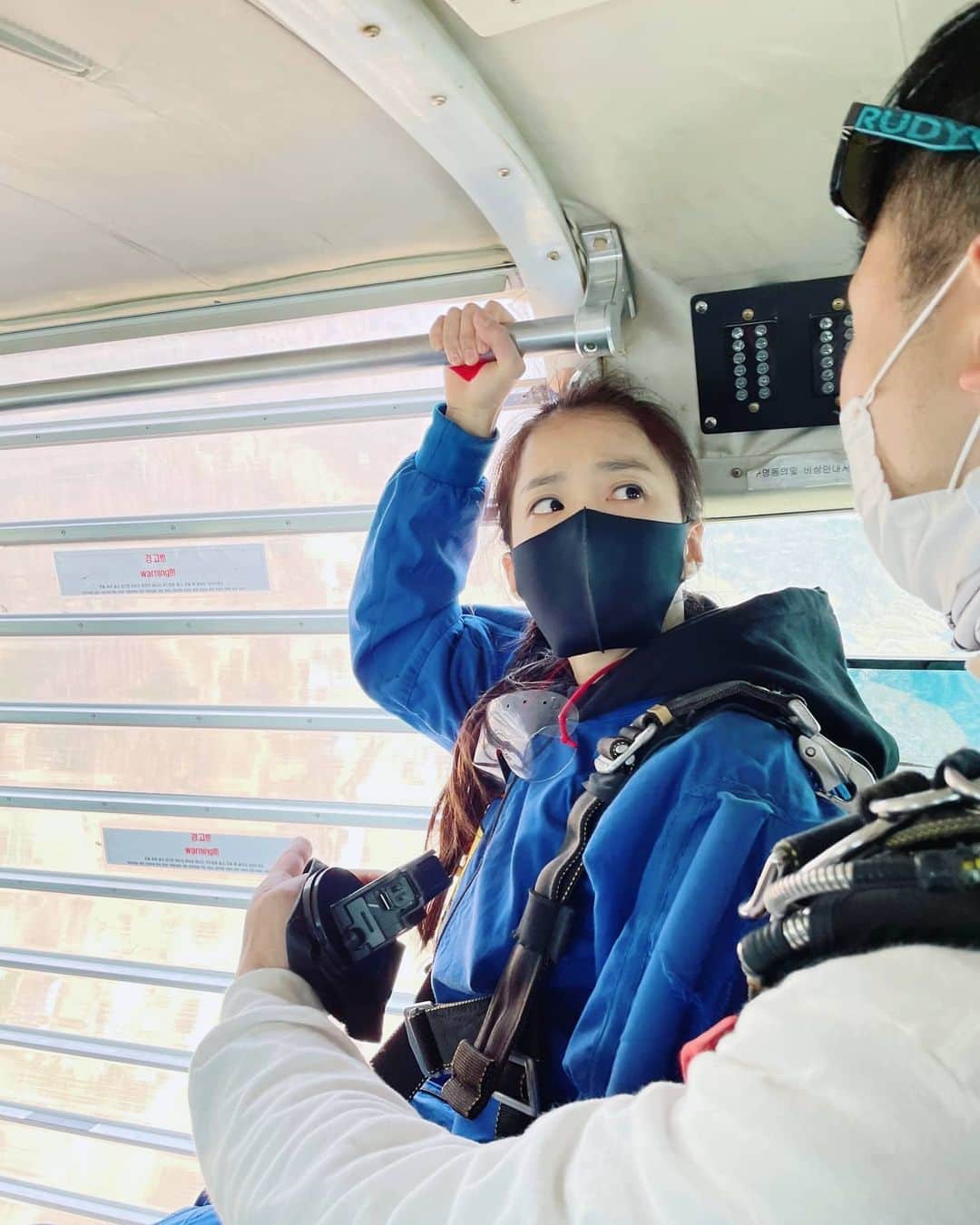 イ・シヨンさんのインスタグラム写真 - (イ・シヨンInstagram)「생애 첫 스카이다이빙💙✈ 13000ft 에서 하늘을 날았다😊🪂👍 My first skydiving  I was 13000ft above the ground! 너무 무서웠는데 왜 나는 지금 또 하고싶은것인가!!!!!!😝 #스카이어드벤처」2月27日 16時51分 - leesiyoung38