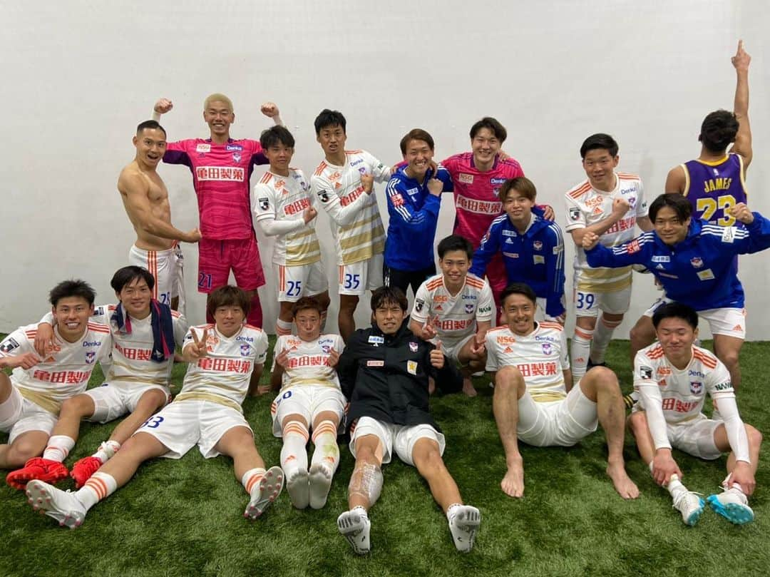 早川史哉のインスタグラム：「J2開幕！ 勝ってよかったです！ 長いシーズンになりますが応援よろしくお願いします！ パワーーー💪  #勝ったら撮る2021 #albirex  #アルビレックス新潟 #勝ちフォト #ONENIIGATA #みんな笑顔になあれ #阿部ちゃんパワー #フランク君どこ見てる」