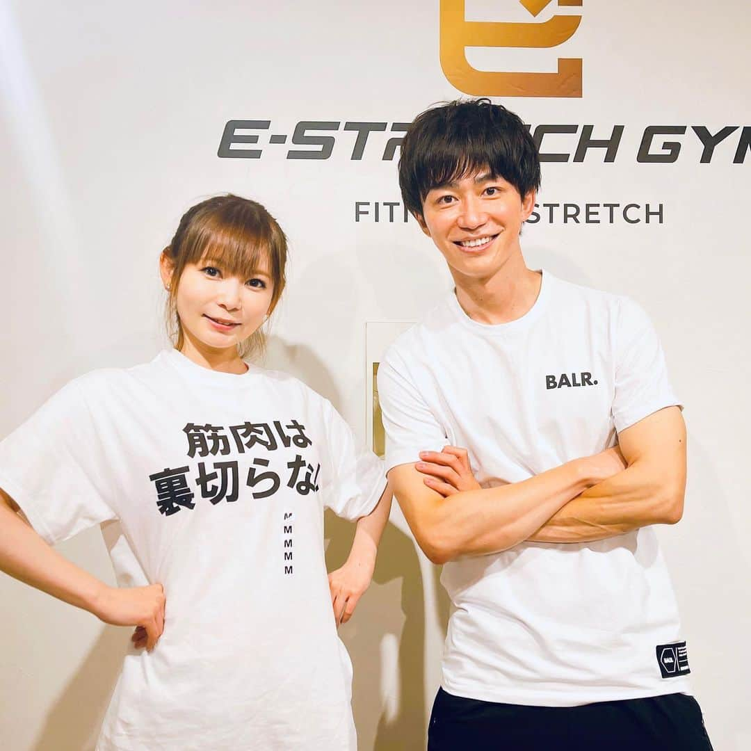 武田敏希さんのインスタグラム写真 - (武田敏希Instagram)「しょこたんありがとうね☺️ TシャツのMサイズシール取らないとね😇 #中川翔子のヲ  YouTubeみてね @shoko55mmts   #中川翔子#美脚#エロふわボディ #パーソナルジム #くびれ#エクササイズ女子#筋肉は裏切らない #美脚女子 #姿勢美人 #鍛える前に整える#ボディメイク#筋トレ女子  #猫背改善あ」2月27日 17時04分 - _takedatoshiki_