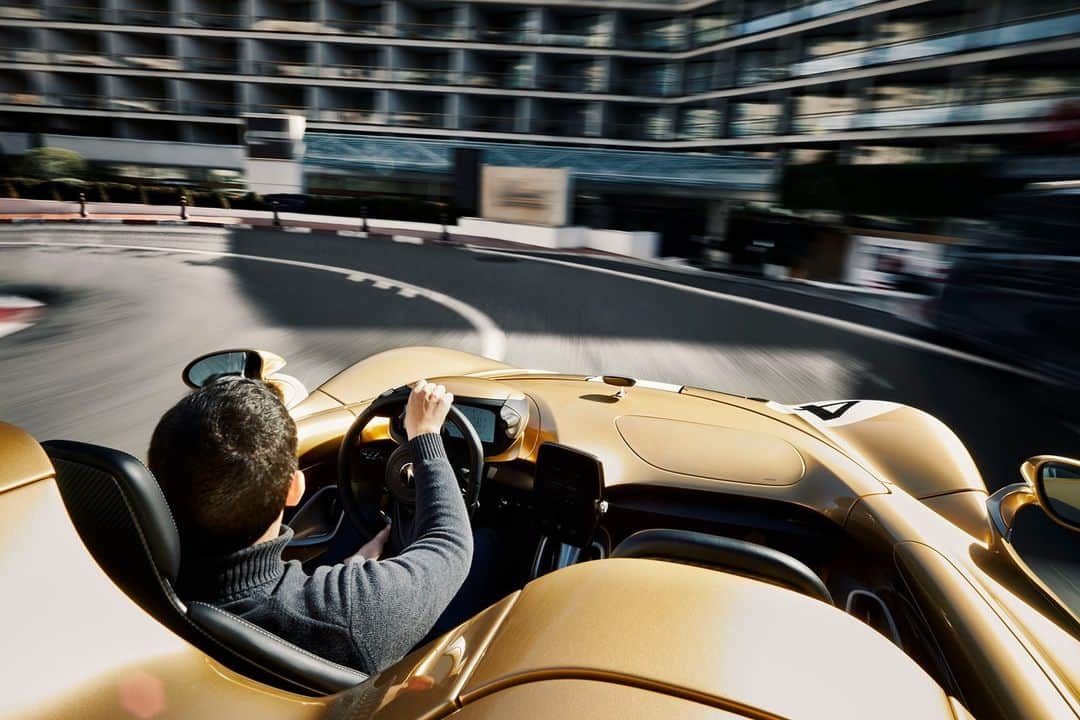 McLaren Automotiveのインスタグラム：「Monaco is home to possibly the most iconic circuit in Formula 1. Where better to fully harness the ferocious potential of a 4.0L Twin-turbocharged V8 with 815PS with 800NM of torque.」