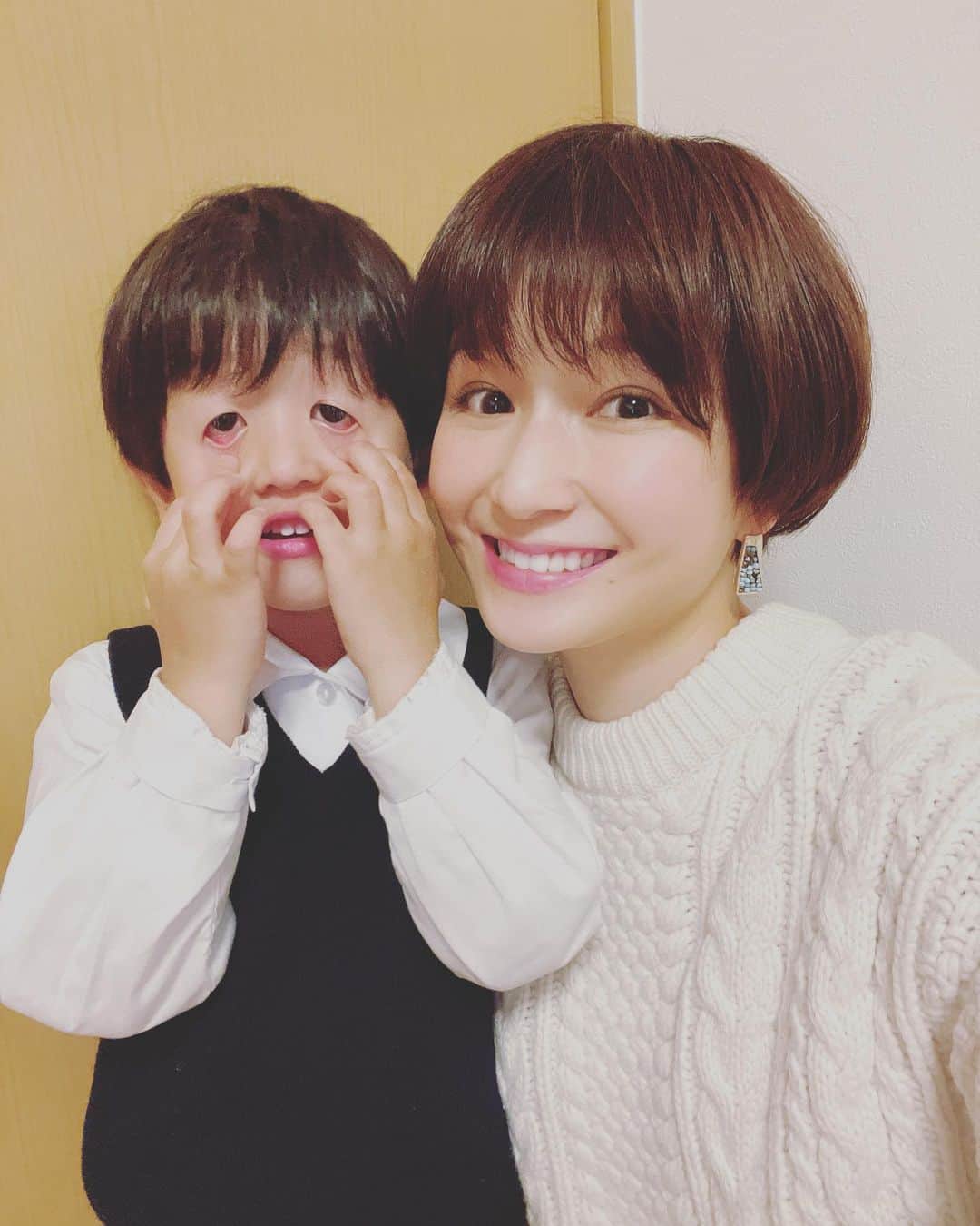 小西ゆりなのインスタグラム：「まさかの4歳にして花粉症とは😱 目が真っ赤ー💦 目薬までもらってきました😥😫 年々花粉症も低年齢化してるそうですよ😨 #親子 #花粉症 #4歳男の子 #男の子ママ #目が痒い #くしゃみ連発」