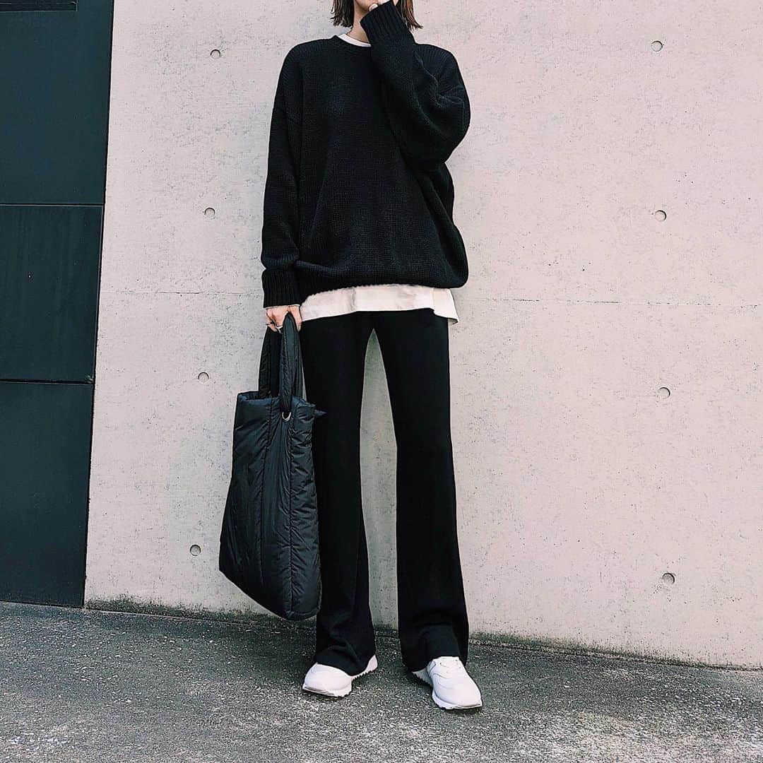 maai0528のインスタグラム：「〻🧒🏼🐰🍔🧃 simple‥🖤 ザックリ着れるトップス本当好き。 ↑ @classicalelf_official  ． しかも 女性らしいドルマンシルエットの ボリューム袖も可愛い♡ ． あっ、そうそう‼︎ Tops、2WAYだから 気分によって変えれるよ。 ． ． #クラシカルエルフ  #classicalelf #エルフコーデ #ニット #プルオーバー #デザインニット #locari  #大人カジュアル　#プチプラコーデ」