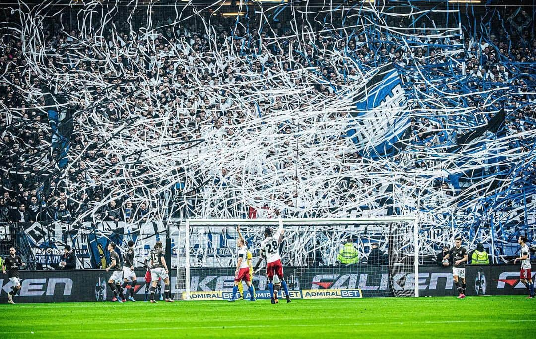 ハンブルガーSVさんのインスタグラム写真 - (ハンブルガーSVInstagram)「"Hamburger SV – Unsere Liebe, Unser Leiden, Unser Leben!" 🔷💙   Die bislang letzte Derby-Choreo gab's am 22.02.2020 im #Volksparkstadion zu bewundern 🏟🙏 Hier noch einmal zum Genießen 😍  #nurderHSV #Stadtderby #Hamburg #Derby #Choreo  📸 @witters_sportfotografie」2月27日 16時59分 - hsv