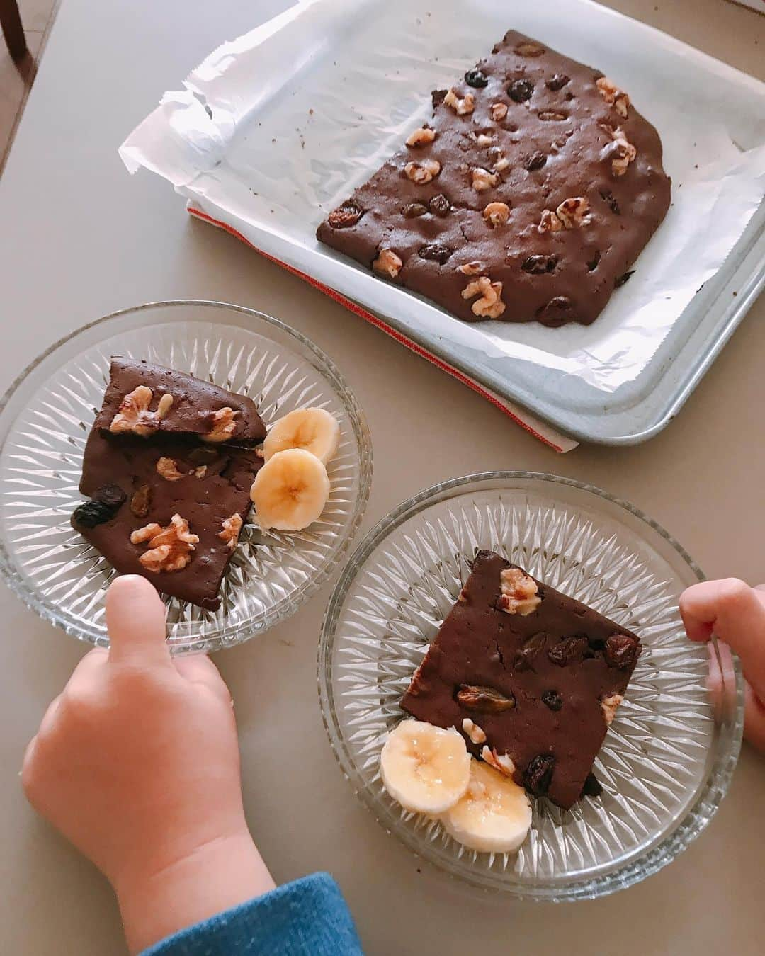 戸部洋子さんのインスタグラム写真 - (戸部洋子Instagram)「チョコブラウニーとやらを 100円ショップのお菓子のもとで娘に買わされてしまい😭、 バターとか卵とか牛乳とかをまぜてトースターで焼いてみたものの、 これはケーキなのかクッキーなのかわからないしっとり食感になったけどチョコブラウニーってそんな感じでしたっけな、、🤔🍪❓  #おかし作り #チョコブラウニー #なんだろうカロリーがすごそう#けどしっとりうまし#習い事終わりの土曜が長いようで短い#ママワンオペの限界すぐきちゃう#やせない」2月27日 17時00分 - tobe.yoko