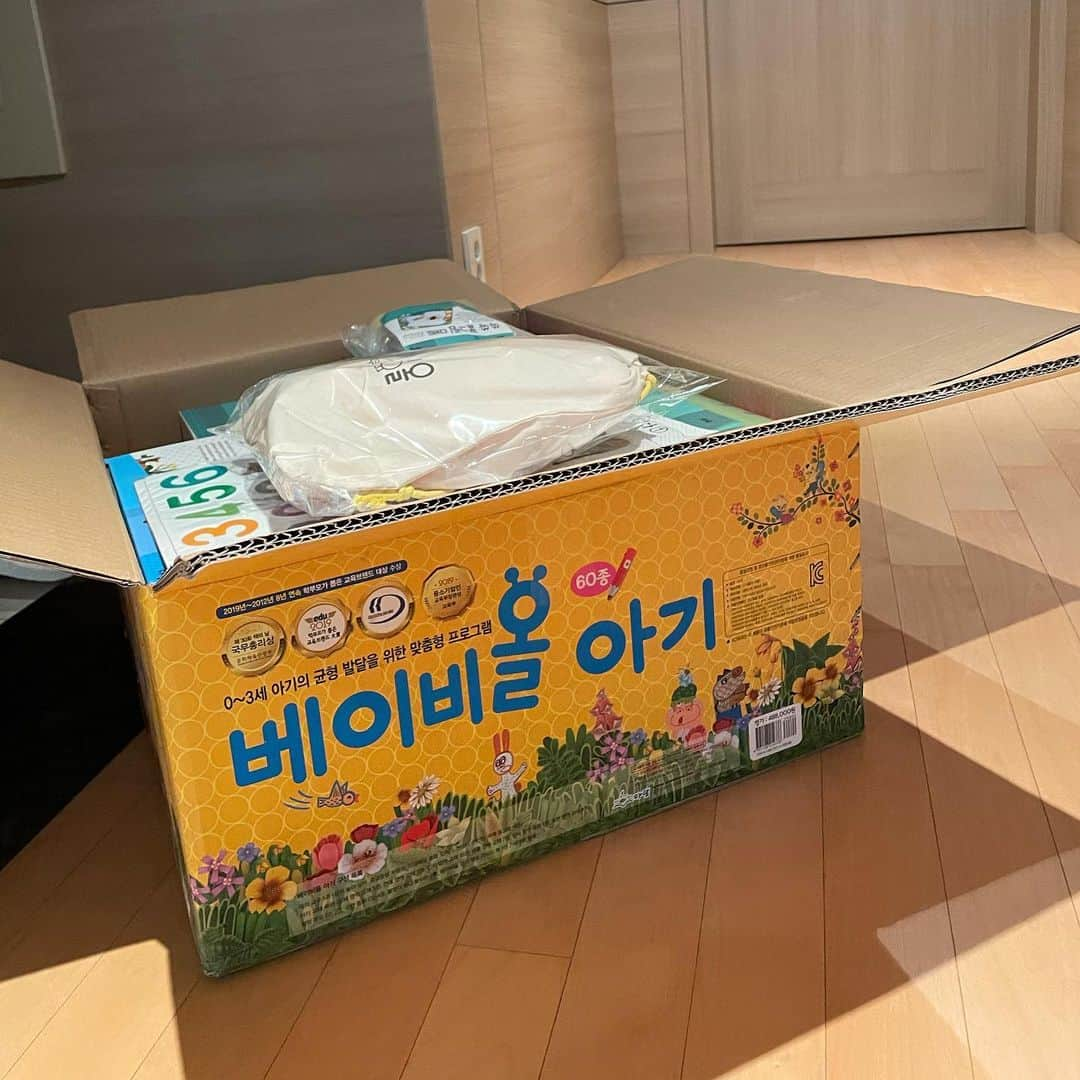 カン・ヘヨンさんのインスタグラム写真 - (カン・ヘヨンInstagram)「꺅📚🧸 #아람 #베이비올 #전집 도착!!!!! #언박싱 (?)ㅋㅋㅋㅋㅋ구독과 좋아요~💛  #베이비올아기 간단 요약 1. 책 위주 (장난감이 별로 없음) 2. 불빛 나오는 장난감 없음 3. 이미지들이 귀엽고 부드러운 느낌 4. 교육적으로는 좋은것 같음 5. 책이나 장난감이나 ‘소재’ 들이 너무 좋음🌿  ✅블루래빗 토이북전집 + 아이큐베이비 vs 아람 베이비올 비교  1. 집에 이미 #블루래빗 토이북전집, 아이큐베이비 전집 두가지 다 있음 2. 위 두가지는 삐까뻔쩍 불들어오는 장난감들이 많고 큼직큼직한 장난감들이 많아서 받자마자 ‘우와~~~~대박~~~~~겁나 신기해!! 재밌겠다!!!!’  했는데 아람꺼는 그렇지 않아서 조금 심심했음  3. 그러나 이걸 산 이유는 이렇기때문임!✨ 왜냐? 지금까지 불빛 장난감을 너무 많이 보여준것같아서! 시각이 걱정돼서!!  4. 지금 조금 놀아줘보니까 확실히 제 눈도 평화로워졌어요(?)👀 5. 블루래빗 두가지는 재밌는 책보다는 재밌는 장난감이 많고 아람 베이비올 아기는 재밌는 책들이 많아요.  * 결론 = 전집은 어떤 브랜드든 딱 하나만 구매하는게 좋을듯! 일일이 검색하기 귀찮고 여유가 있다면 [장난감 전집1 + 책전집1] 조합 괜찮구요👍🏼  ⭐️어떤 전집이든 전집 하나 산다해서 다른 장난감이나 책들을 안사지는 않음. 계속 계속 단품들을 구매하게 됨. 애기들이 은근 금방 질려하고 질렸던 장난감도 시간 지나 보여주면 또 잘 놀기도함!   * 추가 = 이집 저집에 유명한 어떤 장난감있다해서  조바심내며 우리집도 굳이 살 필요 없음.  예를들어 빼꼼이는 국민템이라는 꼬꼬맘이나 스쿨버스 뭐 이런거 별로 관심이 없음.. 나중에 돌 지나고 구매해도 충분함. 너무 어릴때엔 그냥 쳐다보기만 할 뿐 놀줄모름🤣  이런 비슷한 장난감들 구매할 비용으로 쏘서나 어라운드위고 이런거 구매하는게 훨 좋슴다🙆🏻‍♀️  끝!!!  #육아스타그램 #육아 #육아일상 #육아템 #육아템추천   + 혹시나 협찬이나 공구 홍보라고 생각할까실까봐 백화점 구매내역 올림미다. 얘네꺼는 저는 백화점에서 산고라 핫딜이나 이런거 뜰지 모르겠지만 뜬다면 그때구매하세요! 아람 베이비올은 너무 비쌈😭」2月27日 17時01分 - mangdoo_noona