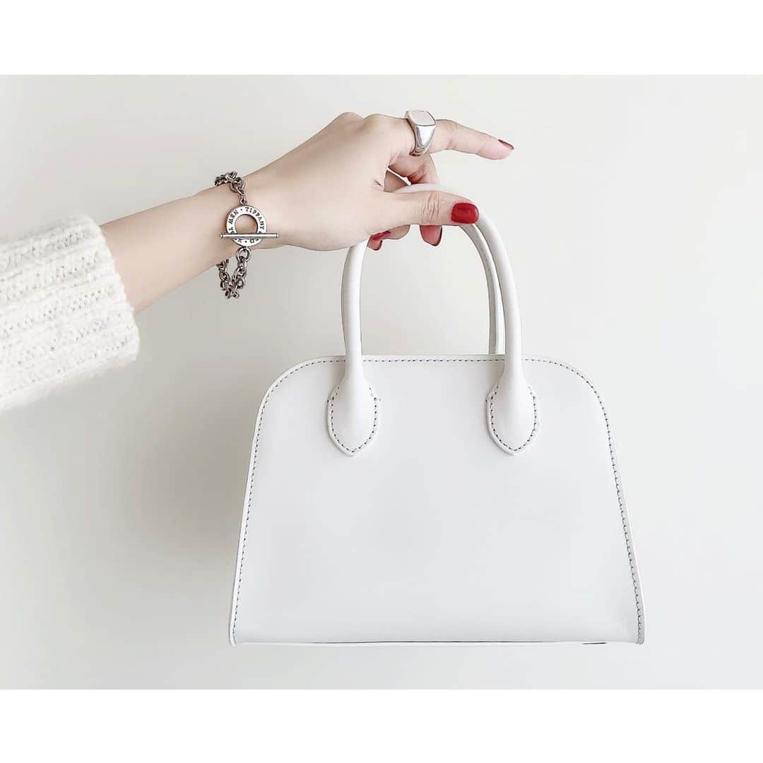 kumiのインスタグラム：「@therow  イタリアから遥々🇮🇹やってきました。  可愛いフォルムに一目惚れして ずっと欲しいなと思っていたバッグ。  公式オンラインでsaleになっていたのをすかさずぽちり。  春のせいかな… やっぱり白が気になるこの頃🌸  #therow」