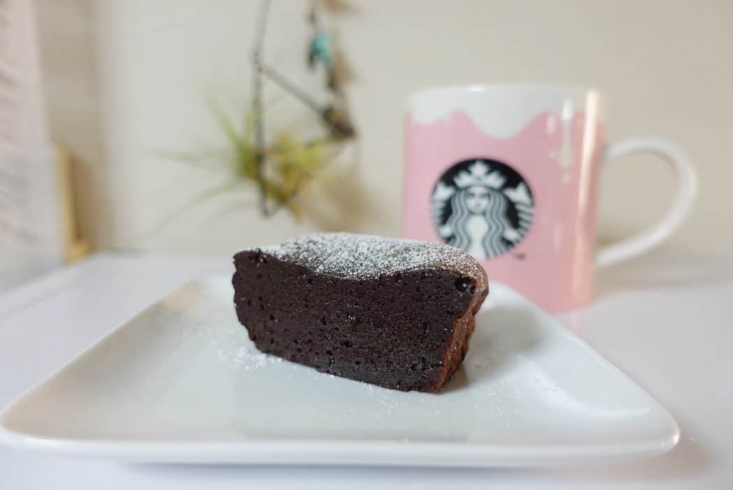 水村リアのインスタグラム：「自分の欲は自分で満たす🥰﻿ ﻿ ﻿ #生チョコガトーショコラ﻿ ﻿ バレンタインから無性に﻿ 濃厚チョコレートケーキを欲していたのです。﻿ そんな時は、﻿ 自分で作っちゃうが一番手っ取り早い👏﻿ ﻿ ﻿ ビターの板チョコ﻿ 生クリーム﻿ たまご﻿ 小麦粉を大さじ1杯だけ﻿ で作れちゃう👍﻿ ﻿ 夜中に焼いて、一晩冷蔵庫で眠らせて﻿ 本日おやつに頂きました😋﻿ 食べる前に電チン20秒ぐらいすると﻿ ほんとーに幸せな気持ちで食べれます🥰﻿ ﻿ ﻿ 今日めちゃくちゃ眠いのよ。﻿ 歩いてても眠かったのよ。﻿ 花粉症の薬のせいなのかなあ。﻿ ﻿ ・﻿ ・﻿ ・﻿ #生チョコガトーショコラ﻿ #ガトーショコラ﻿ #自分の欲は自分で満たす﻿ #チョコレートケーキ﻿ #甘党﻿ #眠い﻿ #🍫🍰」