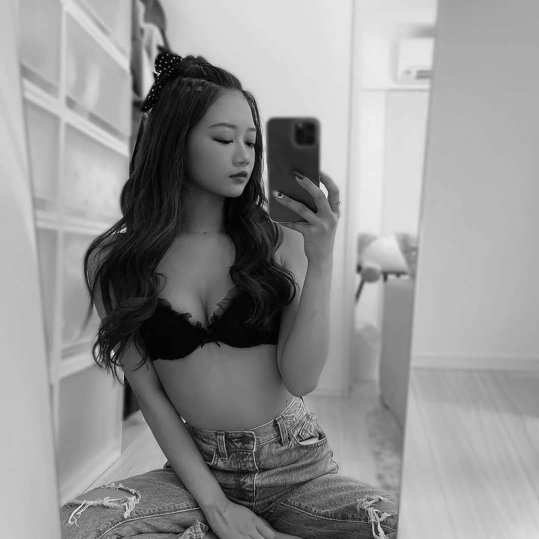 加藤夏歌のインスタグラム：「⚫️⚪️ . 最近お気に入りのランジェリーブランド @lunangelina_official ♡ ちぃぽぽさんがプロデュースしている ブランドなんだけど全部可愛くて 盛れるからすき🥺❤️」