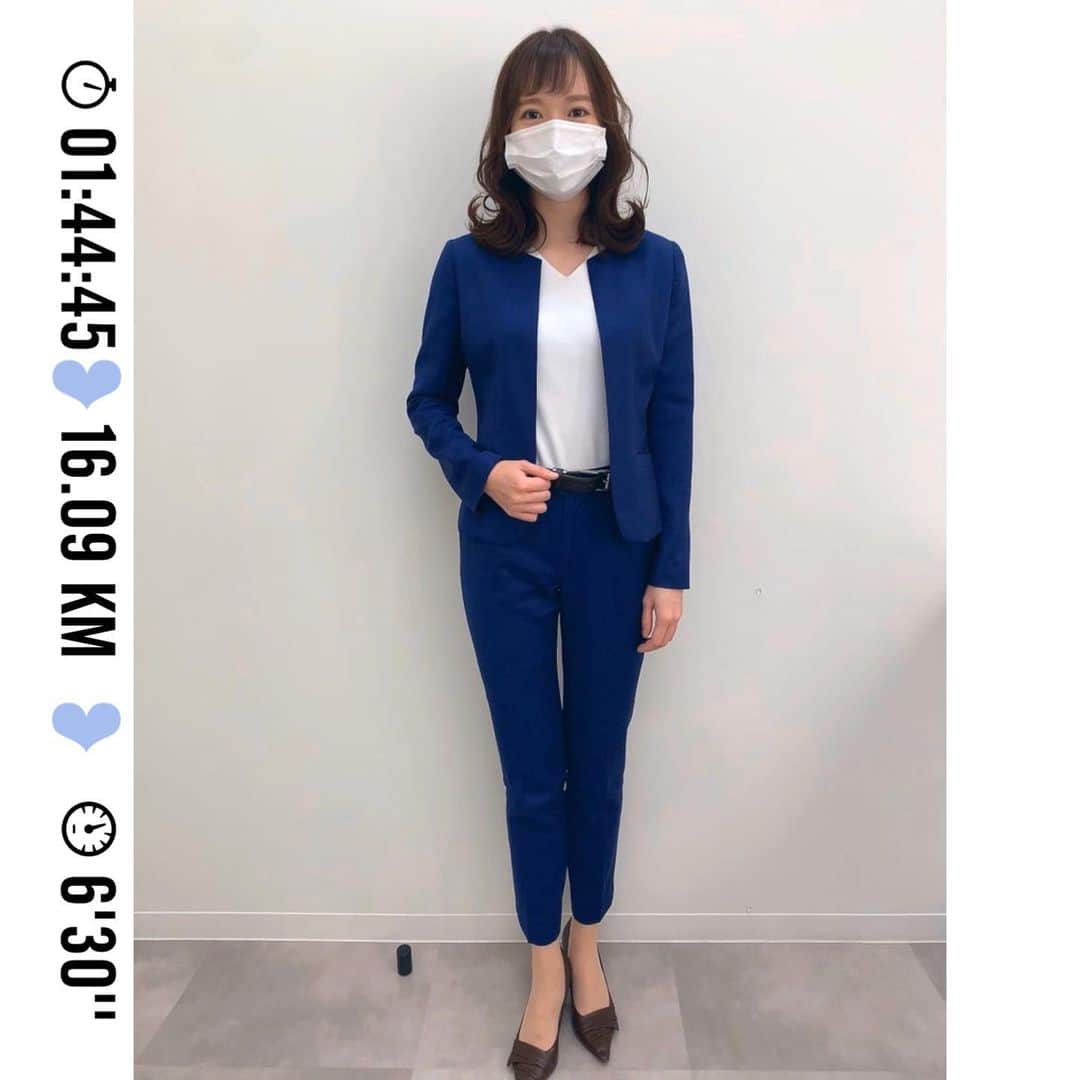長谷川朋加のインスタグラム：「♡  ✎५⋆*{ 𝕃𝕠𝕧𝕖 𝕃𝕠𝕧𝕖 𝕃𝕠𝕧𝕖 ♪ } ୨୧-------------------------------- ୨୧  オーダースーツが届きました。 明るめのネイビー！この色好み！  ノーカラーJKがすっきりして好き。 パンツはテーパードしているので 足もともすっきり見えて🙆‍♀️  明るめネイビーを締めてくれるのは やっぱりブラウン♪ ベルトとパンプスは学生時代に アルバイトをしていたスーツ屋のものを 久々に引っ張り出してきました。  スーツが好きだ！ 今は休刊しているけど、毎月Gainerを 読んでスーツを眺めていました🥺 スーツの着こなしって個性が出て とても面白いよね(*´꒳`*)つ  お客様にシャツやタイを提案する あの時間が好きだったな☺️💪🏻 学生時代を思い出しながら 16km走ってきました🏃‍♀️しゅたた  ୨୧ -------------------------------- ୨୧ #やりたい事は全部やる #全力前向き前のめり #走るの大好き」