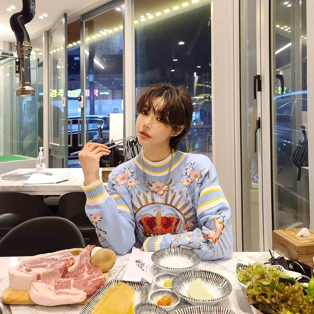 Han Ga Eunのインスタグラム：「제주 흑돼지 구이는 돈사무소🤗🥩 맛도 양도 최고였어요 어깨살은 처음 먹어봤는데 신세계💫😲  목살 삼겹 모두 맛있었어요!  . .  @Kimbong.b #돈사무소#돈사무소노형점#제주시맛집#노형맛집#신제주맛집#흑돼지#흑돼지맛집#도민맛집#제주여행」