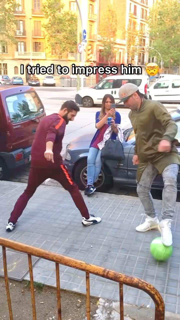 ショーン・ガルニエのインスタグラム：「Guys ! ⚠️ I got Messi ! 🤯⚽️ #Messi #Football #SeanGarnier #Urbanballer #Barcelona」