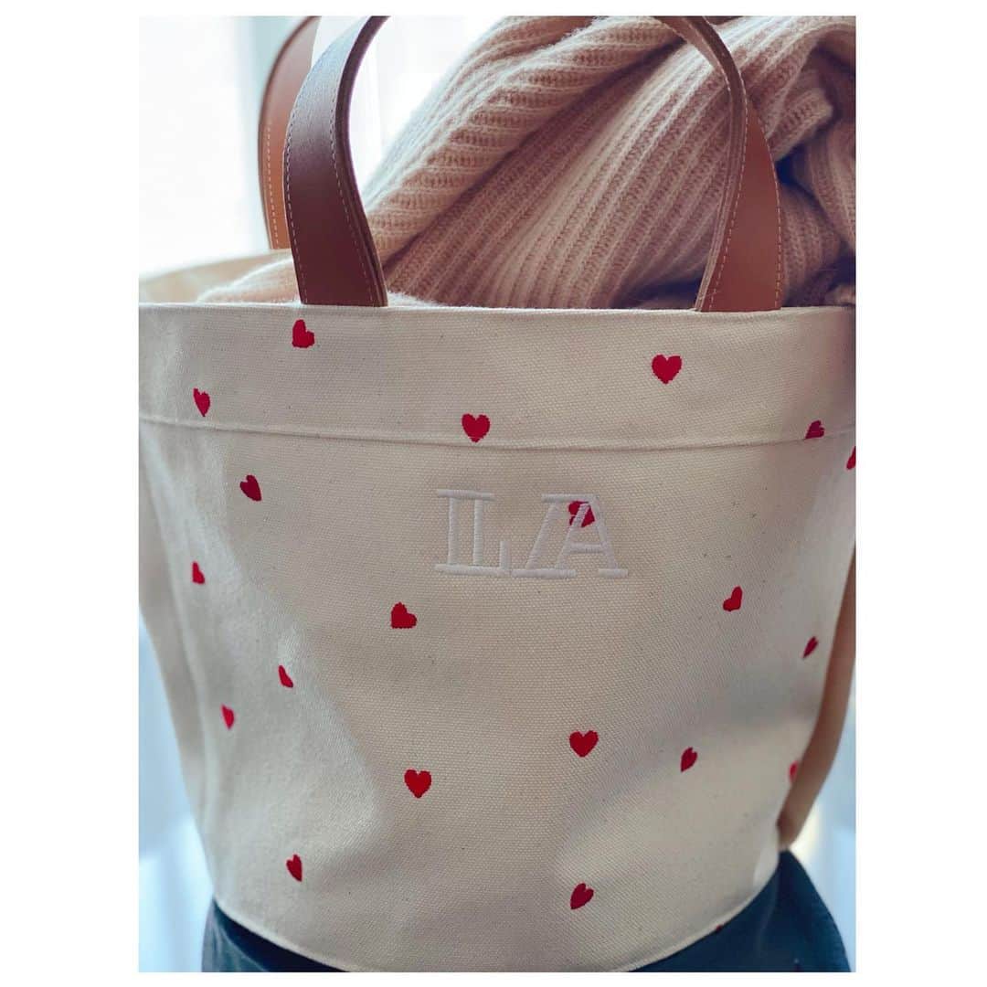 のインスタグラム：「My bag❤️  Bag:レッドハート 刺繍:L A フォント:デクスター 刺繍カラー:ホワイト　　  本日2/27からロンハーマン福岡店でモノグラム刺繍イベント開催しています！  ハートキャンバスバックは、ハートのカラーが レッド、ネイビー❤️💙 ロンハーマン別注のブラウンハートがあります🤎 #ronherman #ロンハーマン」