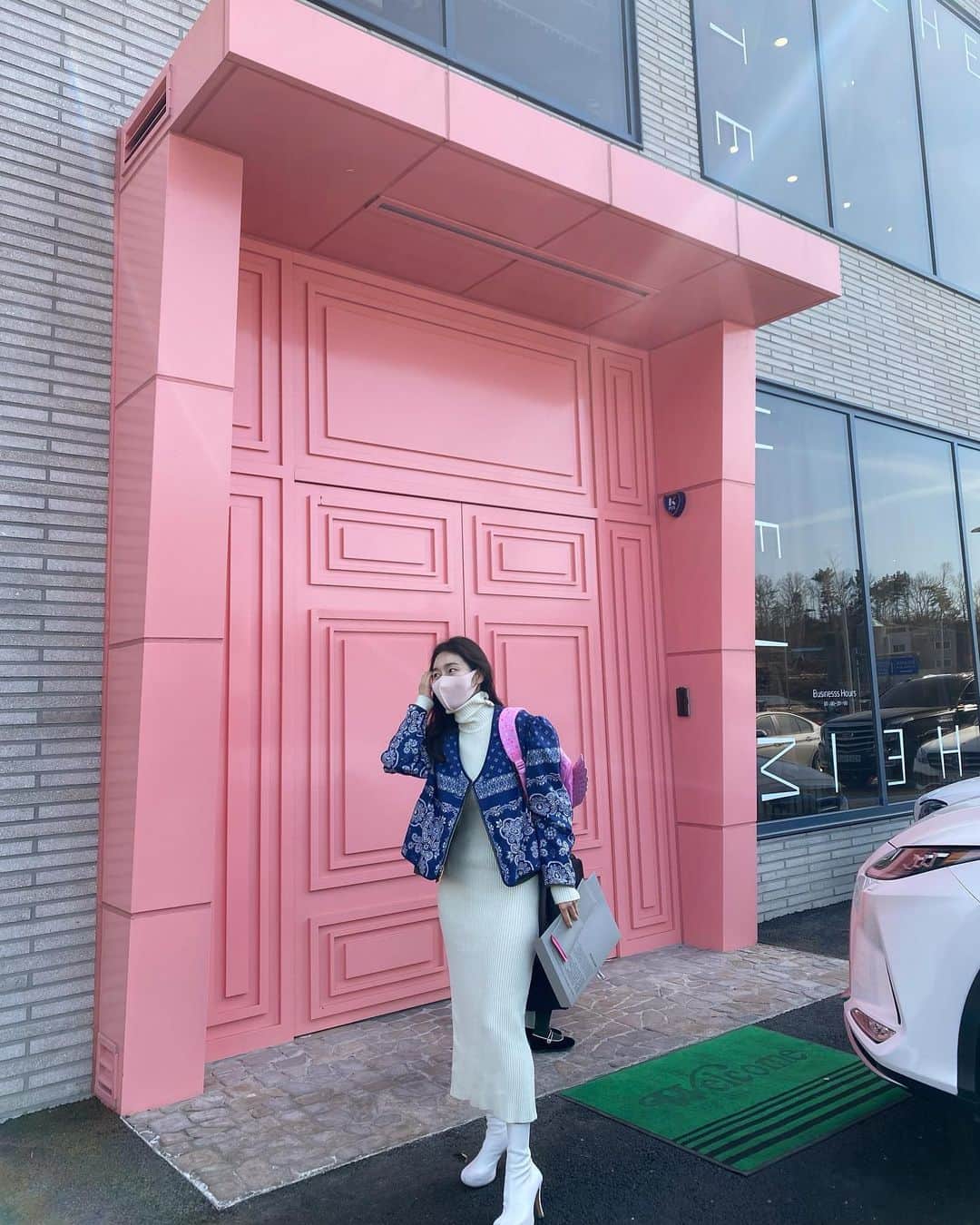 パク・タミのインスタグラム：「- 요즘, 건축이나 디자인 관련 전문가들과 자주 만나게 되면서, 참 멋진 분들도,  참 예쁜것도 많다는 걸 세삼 경험하고 있어요. 그 감각들 나한테도 좀 있었음 좋겠고ㅎㅎ  가족보다 더 밥을 자주 먹는 @dallstyle_designer 내 취향을 정확히 알고 있어 빠르고 바른 결정을 돕는 그녀는 정신줄 놓고 사는 요즘의 나에게 둘도 없는 완벽한 파트너~  아... #시간이너무빨리간다 그래도, 오늘 많이 했다. . . #수고했어오늘도」