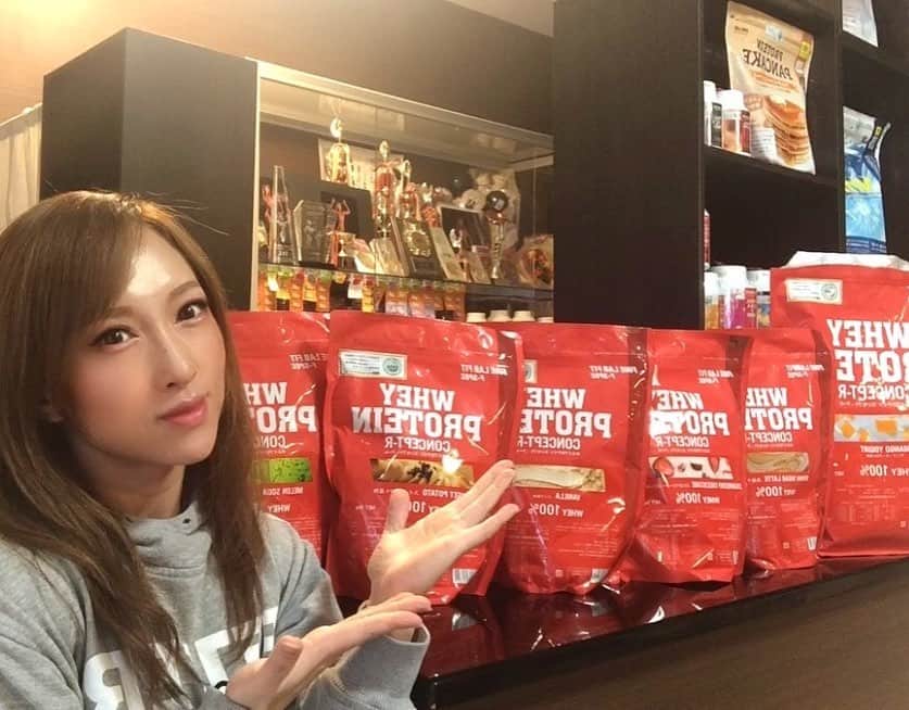 のインスタグラム：「@fine_lab_official  @flf_formula   ファイン・ラボオンラインストア  http://shop.fine-lab.com  から、ホエイプロテインコンセプトRに新フレーバーが続々登場です🌟 新フレーバーは、 ▫️黒糖ラテ🌵 ▫️スイートポテト🍠 ▫️メロンソーダ🍈 ▫️ストロベリーチーズケーキ🍓 の4種類。 従来のフレーバーが、 ▫️バニラ🍨 ▫️チョコレート🍫 ▫️マンゴーヨーグルト🥭 ですので、全部で7種類のフレーバーからお選びいただけるようになりました😁 私はどれも気になりすぎて、全種類オーダーしてしまいました🤤 早く飲みたい…🤤 . . こちらのホエイプロテインコンセプトR、 お会計の際クーポンコード使用で10%オフ‼️ ⬇️クーポンコード使用の場合⬇️  1kg 2,818円 3kg 7,873円  でご購入できます😁 クーポンコード FLYAMADA を忘れずにご入力くださいね🌸 . . @fine_lab_official  @suzuki.katsuaki . #ホエイプロテイン #ifbb #ifbbpro #ifbbelitepro  #ifbbfigure  #bodyfitness #fitness #figure  #gym #gymgirl #gymmotivation #training  #trainingmotivation #workout #workoutmotivation #筋トレ #筋トレ女子 #トレーニング #ジム #フィットネス #フィットネス女子 #フィットネスモデル #フィットネスジム #ジム #エフクラス  #f_class #ファインラボ #サプリメント #fatgripz  #ファットグリップ」