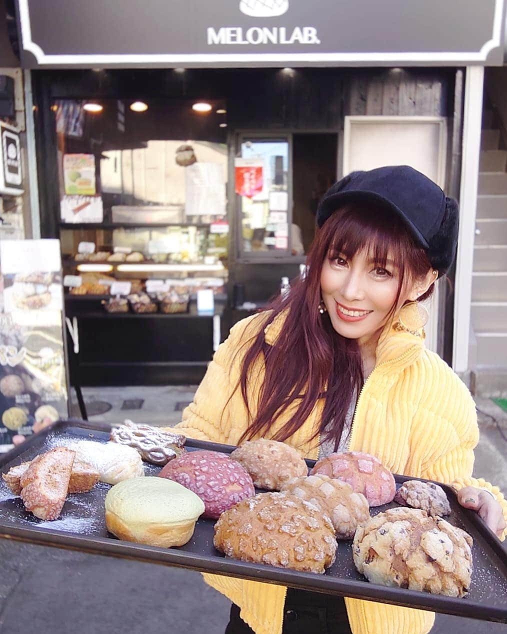 丹遥ニナさんのインスタグラム写真 - (丹遥ニナInstagram)「メロンパン祭り💕💕💕 ・ ・ 先日、三田線本蓮沼駅のメロンパン専門店「MELON LAB」@melonlab.motohasunuma.official お邪魔させて頂きました⤴️😃 ・ ・ 焼き立てはほんと美味しい！サクサクふわふわとはこのことか！というような出来で、他では食べれないメロンパンだと思う💍💎📍 ・ ・ 出来たてを歩き食べするのが最高！甘過ぎずとっても美味しかった❣️🤩 ・ ・ ディナーメニュー あのメロンパン、アーモンドメロンパン、チョコチップメロンパン、いちごメロンパン、ショコラメロンパン、メープルメロンパン、アップルパイ、クリームチーズパイ、メロンラスク、３色ラスク ・ ・ また、【生クリーム、粉糖をトッピング！】天使のメロンパン"White Snow"は映えるし、超絶美味しかった❣️😃⤴️ ・ ・ 柔らかめの生地なので、食べる前に潰してしまう事件気をつけようね👅😀 ・ ・ また、店長の中川さんはとても気さくな話しやすい、優しい方でした。一緒にライブ配信してのってくれまして、本当にありがとうございました💓😀🤪 ・ ・ 皆さんも是非本蓮沼駅の「MELON LAB」食べに行ってみてね💓💓💓 ・ ・ #本蓮沼グルメ#東武練馬グルメ#上板橋グルメ#志村坂上グルメ#中板橋グルメ#メロンラボ#メロンパン専門店#板橋グルメ#美味しいメロンパン#東京食べ歩き #メロンパン#メロンパン好き#板橋パン屋#パン好きと繋がりたい#三田線グルメ#美味しい食パン#板橋テイクアウト#東京お土産#板橋ランチ#ママ友からのプレゼント #パン #グルメ女子」2月27日 17時24分 - minaninamiji