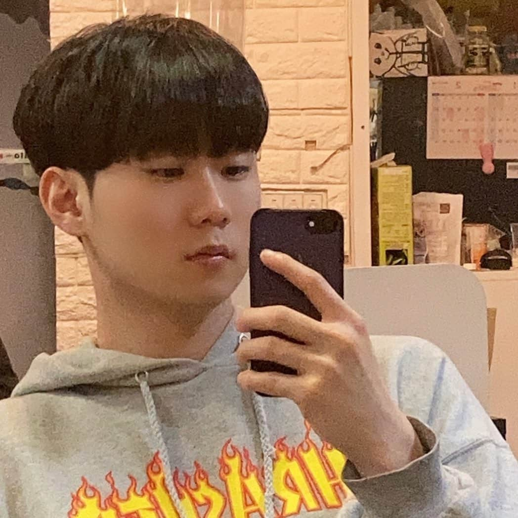 デボちゃんのインスタグラム：「💇🏻‍♂️ 久しぶりの前髪ぱっつん 오랜만에 앞머리 일자뱅 #キノコヘア  #韓国人のインスタの写真の雰囲気を出そうとしてる韓国人のふりをしてる韓国人かもしれない韓国人」