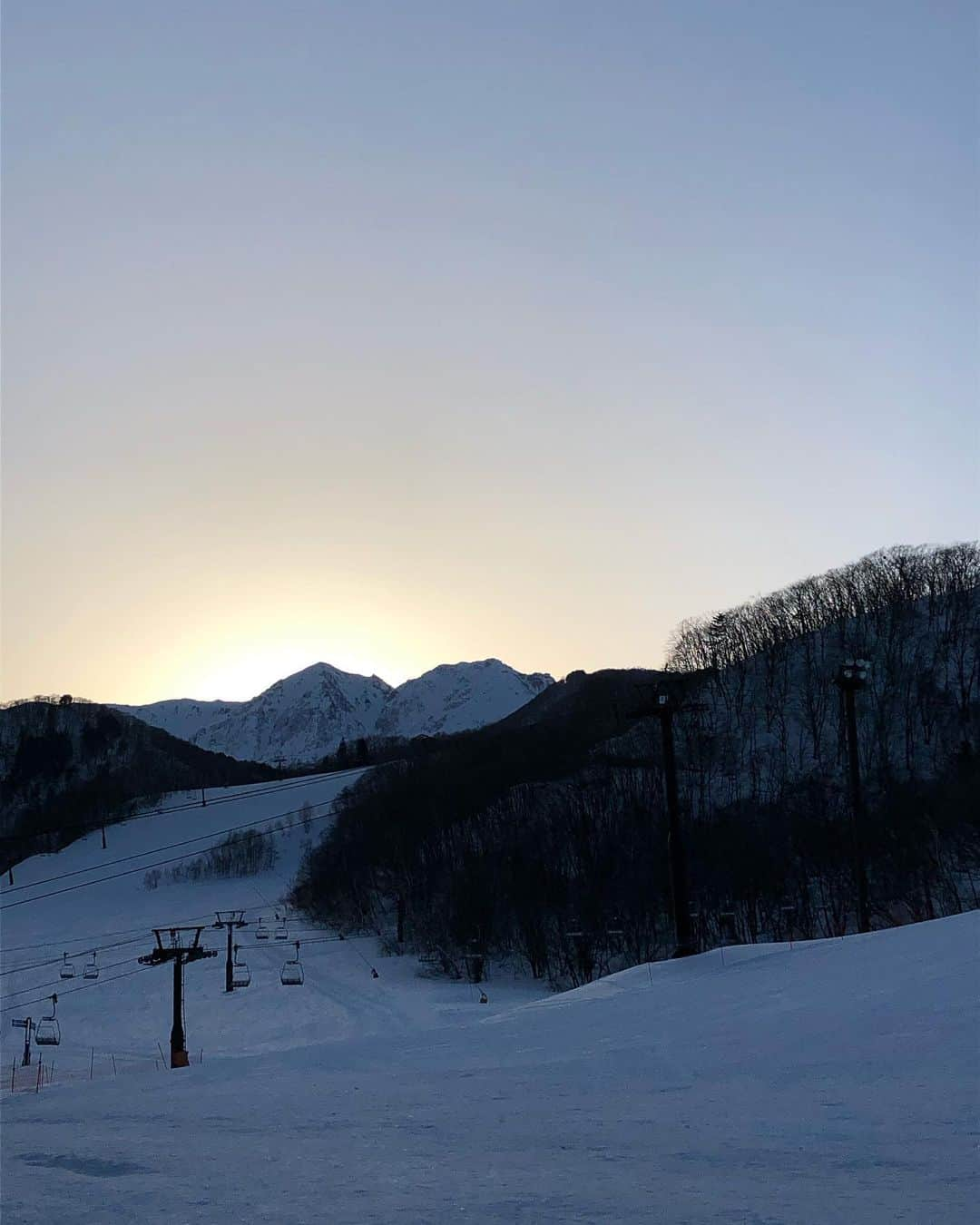 栂池高原スキー場さんのインスタグラム写真 - (栂池高原スキー場Instagram)「明日の天気予報は☀️ 明日も栂池で滑っちゃいましょう♪  #栂池高原スキー場 #tsugakie #ピーカン #間違いなし👍」2月27日 17時25分 - tsugaike_kogen